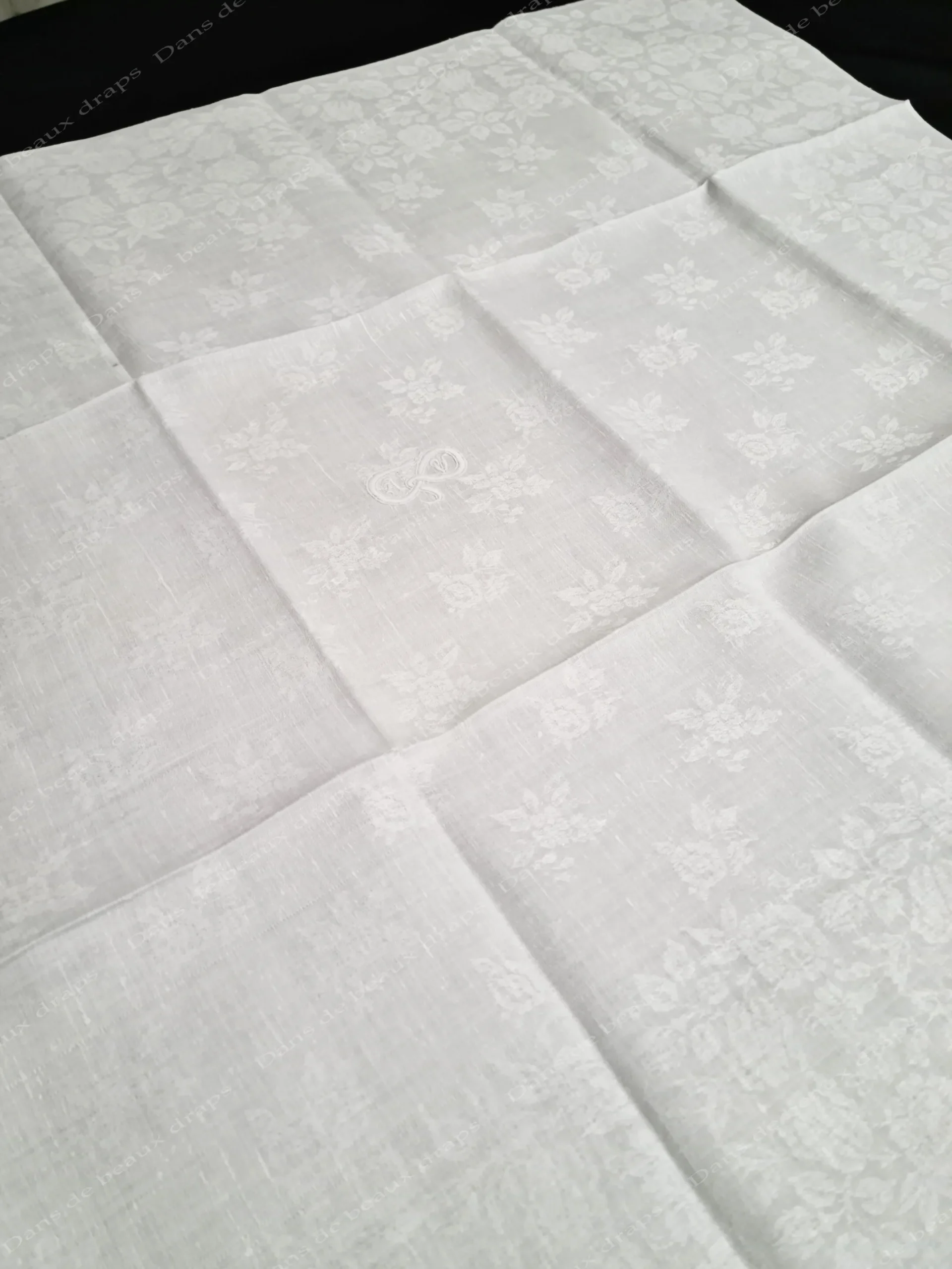 Étonnante suite de 12 serviettes de table en damassé de lin,monogramme AV entouré d’un serpent. – Image 4