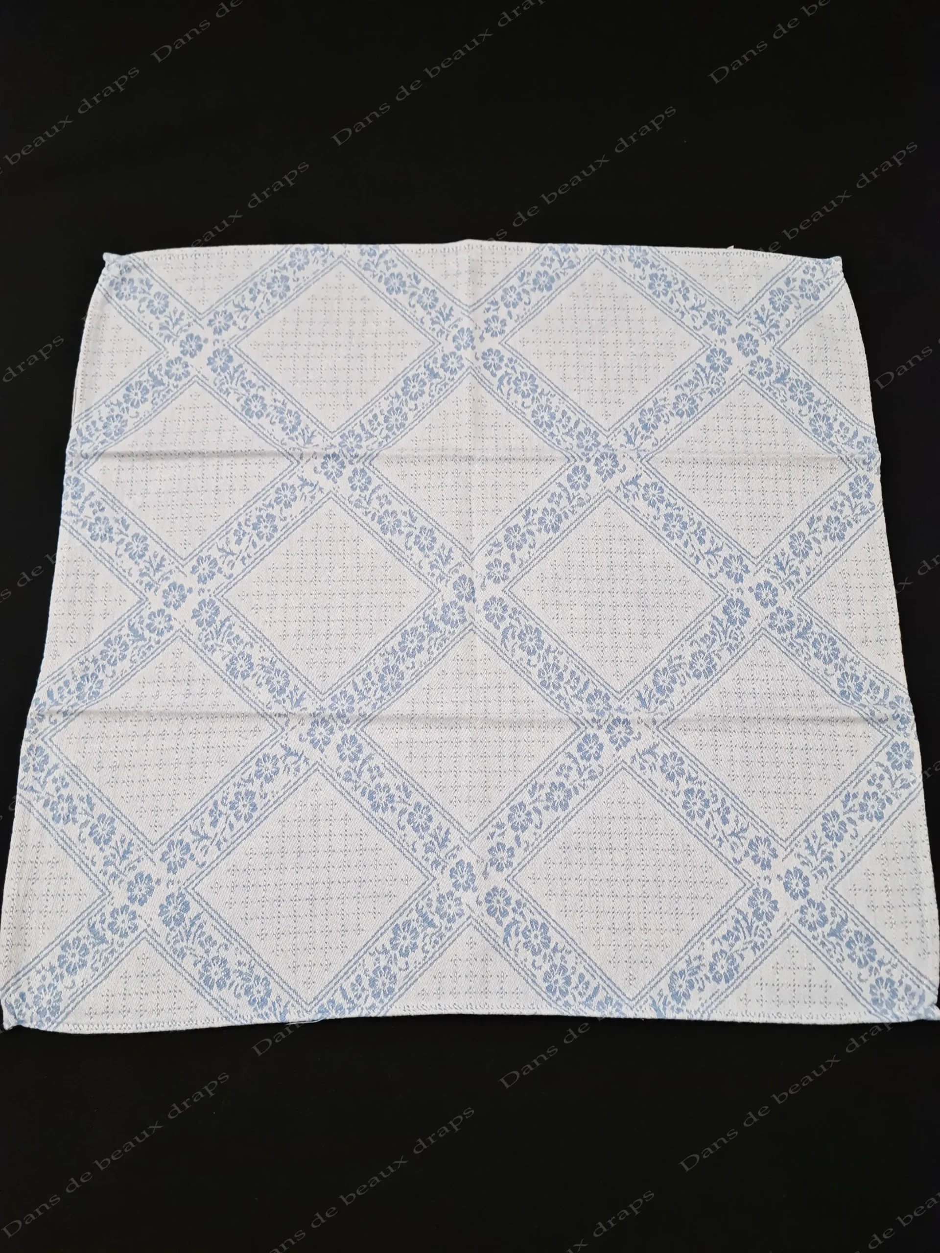 Joli service de table en damassé de coton de couleur bleu sans monogramme. – Image 6