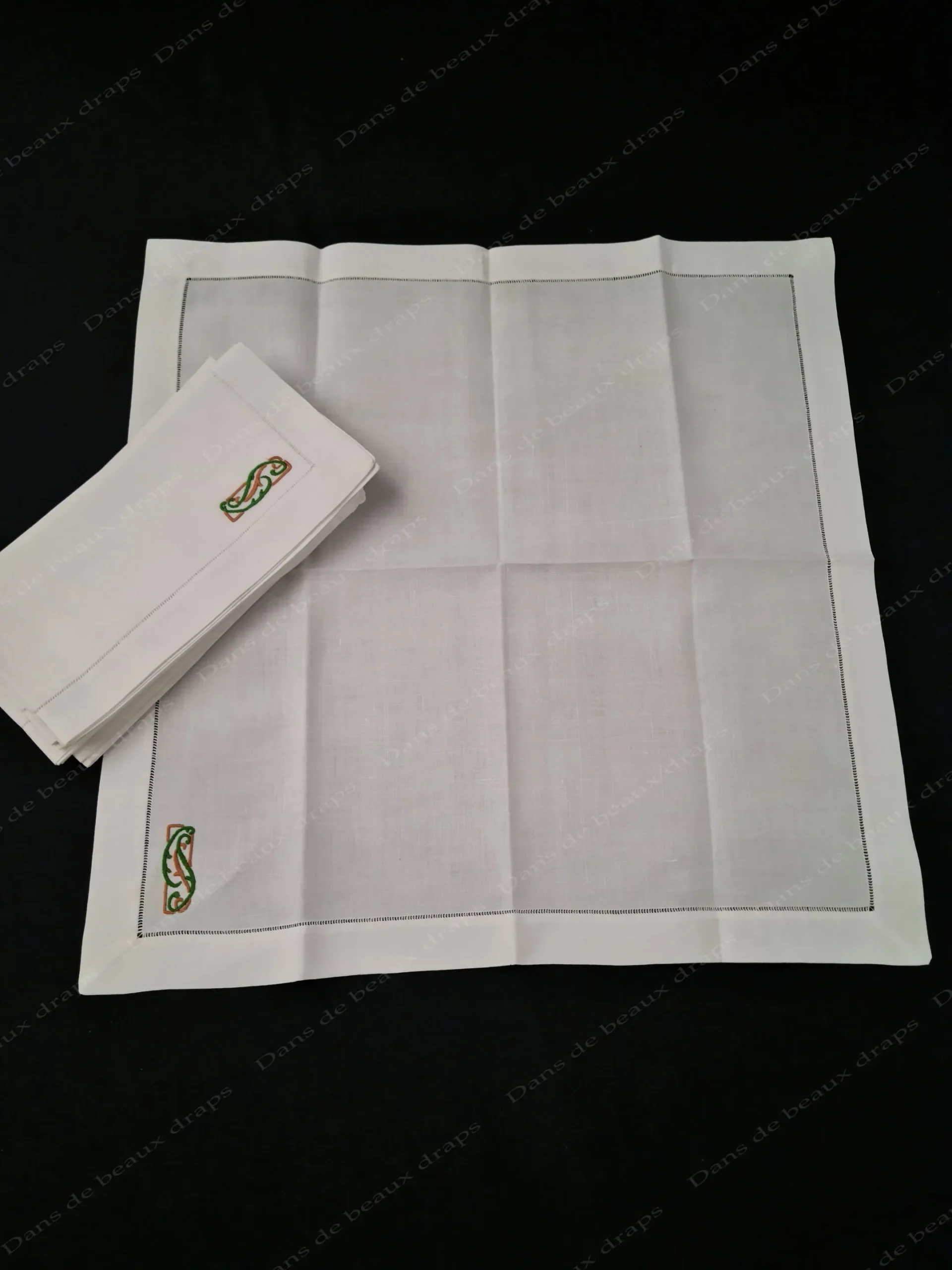 Ensemble composé d’un set et d’une serviette de table en fil de lin monogrammé. – Image 3