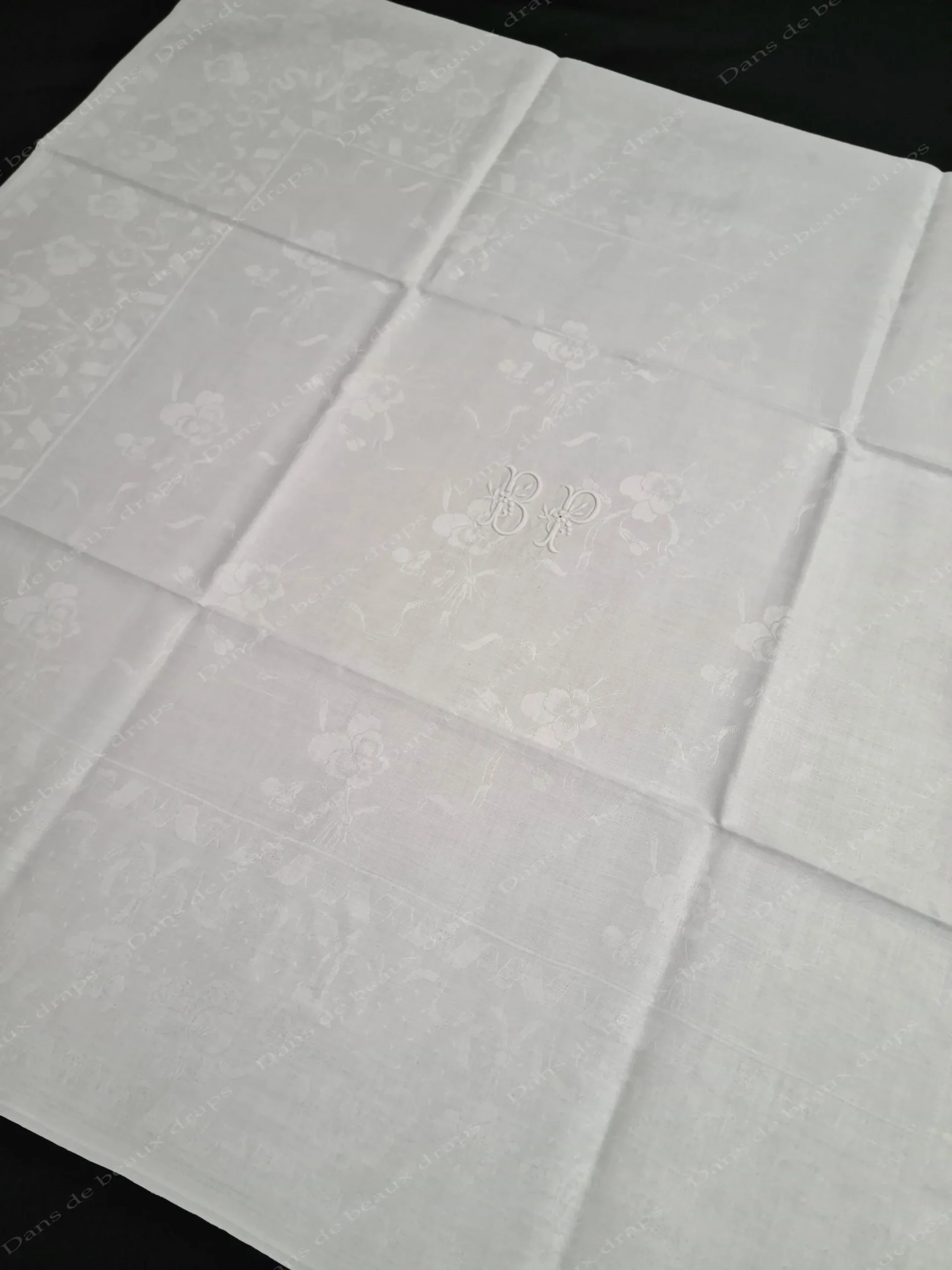 Magnifique série de 12 serviettes de table en damassé de lin monogramme BP. – Image 5