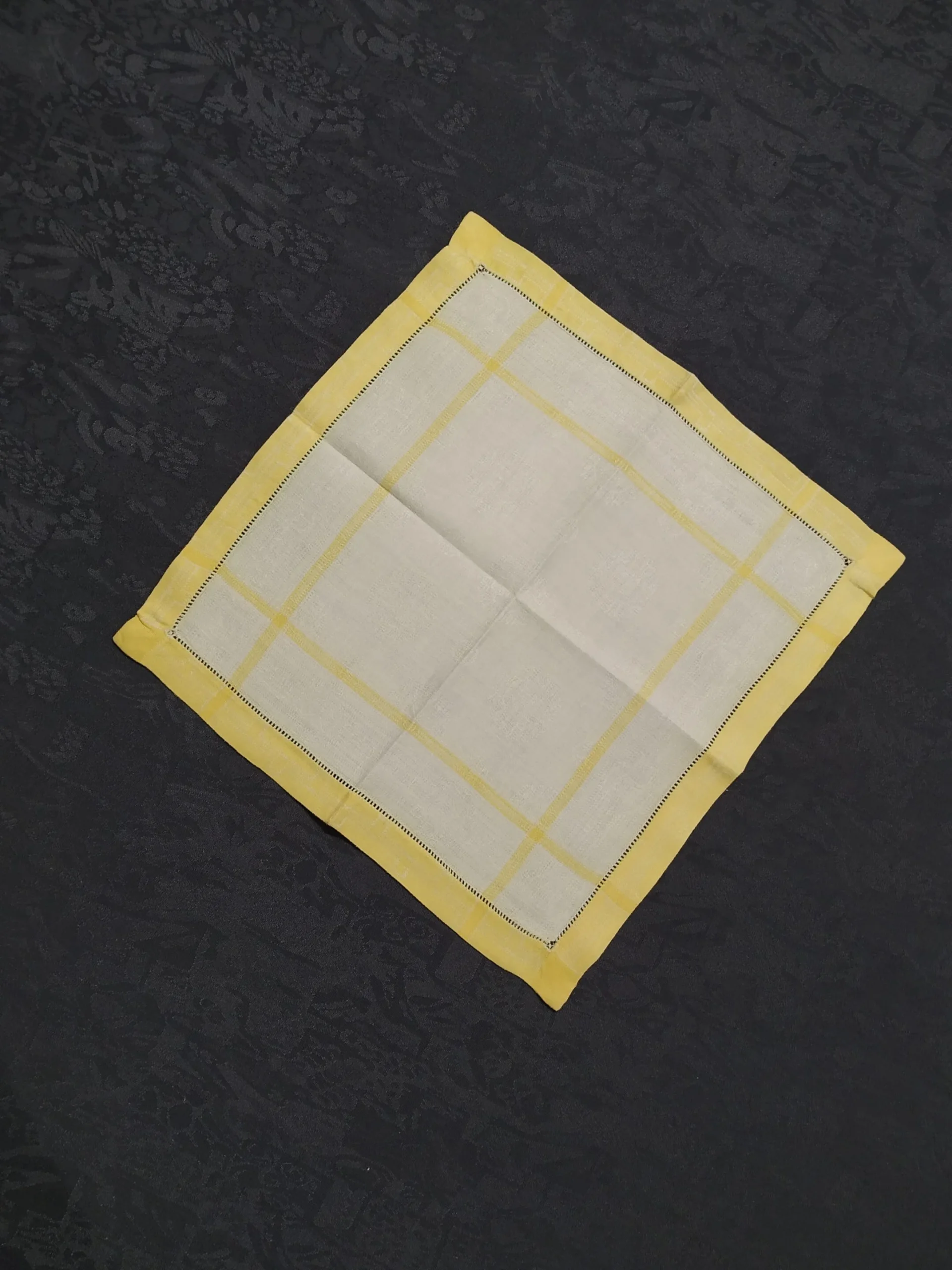 Série de 12 serviettes à thé ou à cocktail en damassé de lin sans monogramme. – Image 3