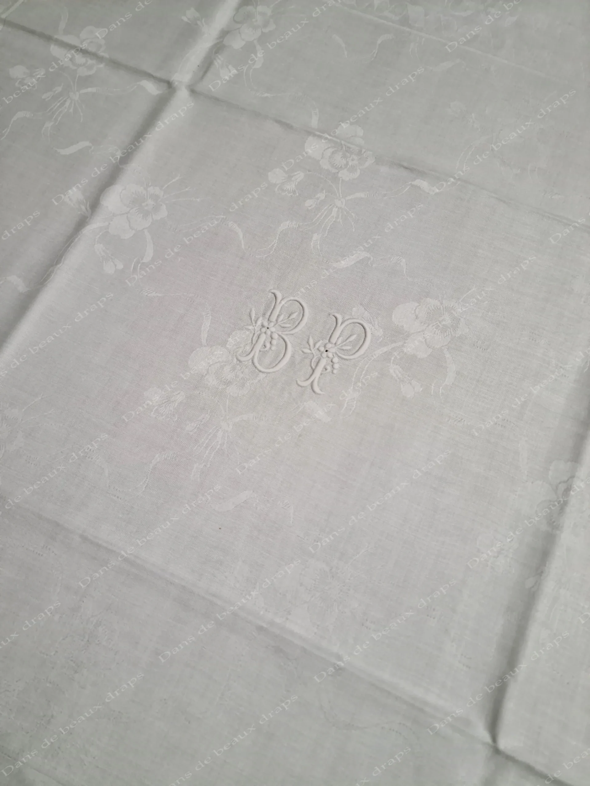 Magnifique série de 12 serviettes de table en damassé de lin monogramme BP. – Image 6