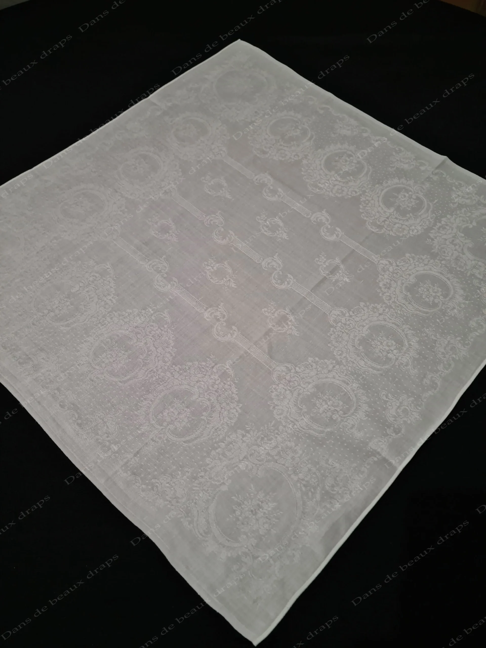 Jolie série de 12 serviettes de table en damassé de lin sans monogramme. – Image 2