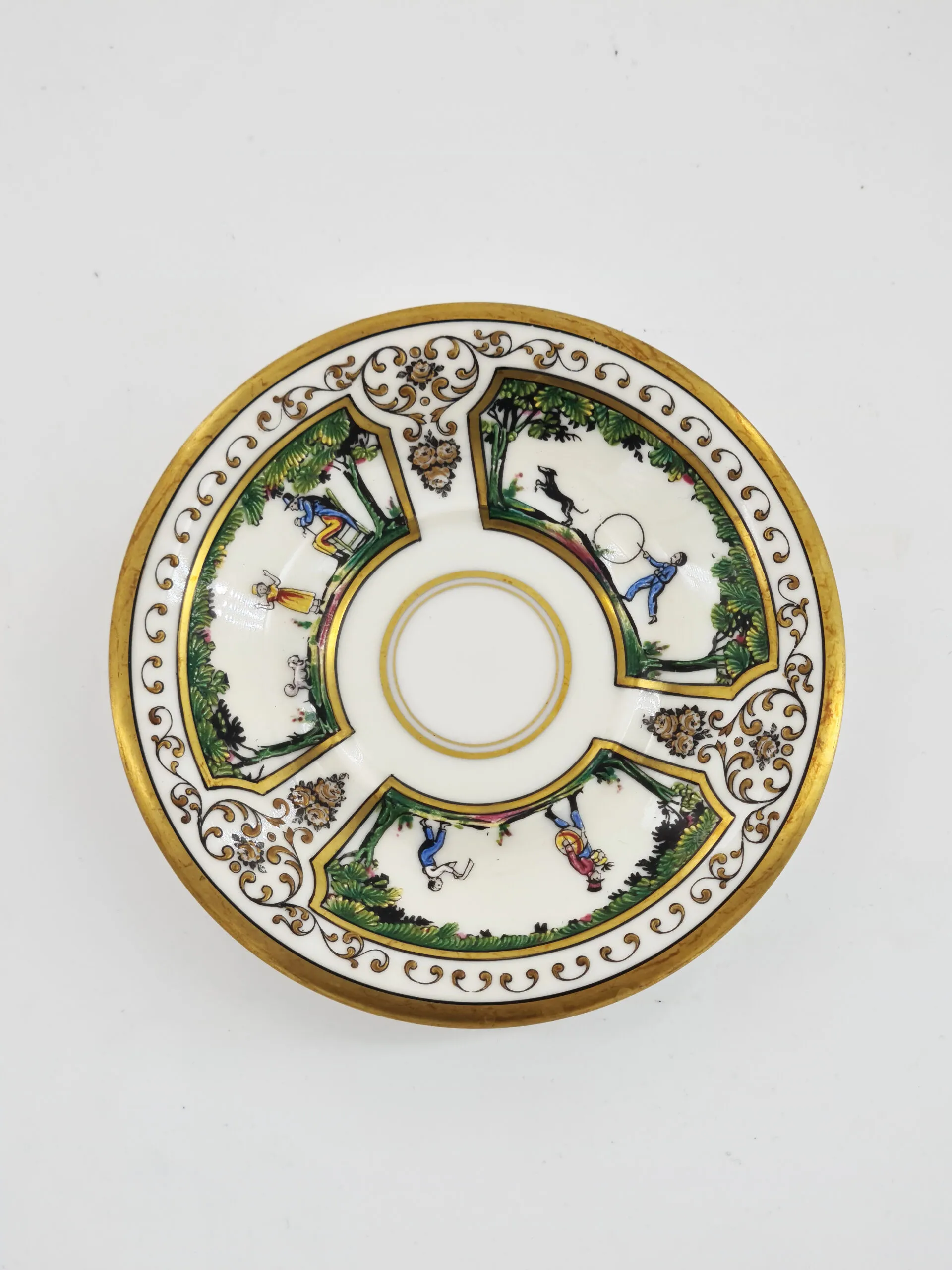 Exceptionnelle paire-tasse à café en porcelaine de Limoges , maison Raynaud , modèle « Promenade au Palais Royal » – Image 6