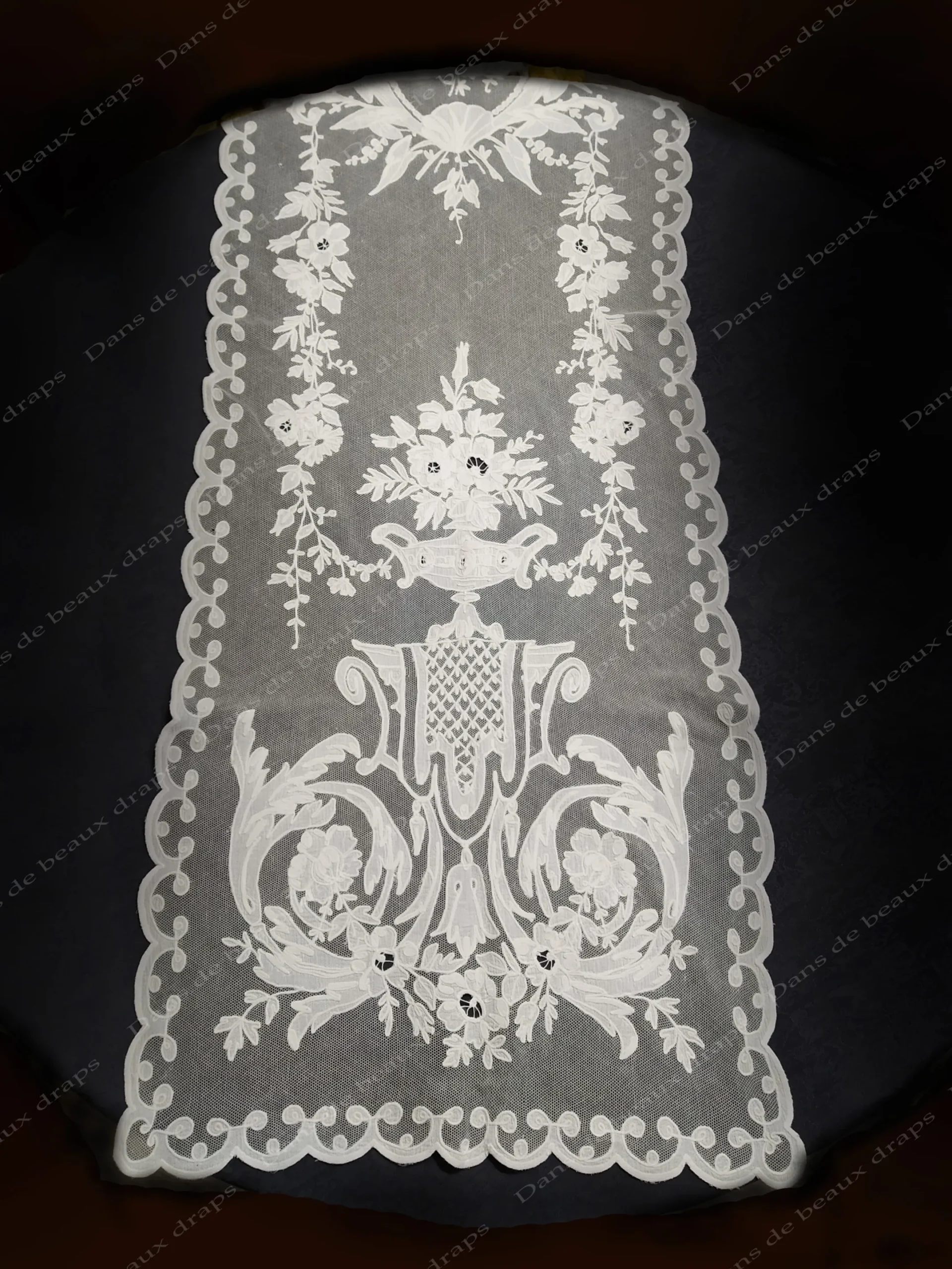 Panneau brodé sur tulle à décor de style Louis XVI,époque Napoléon 3. – Image 2