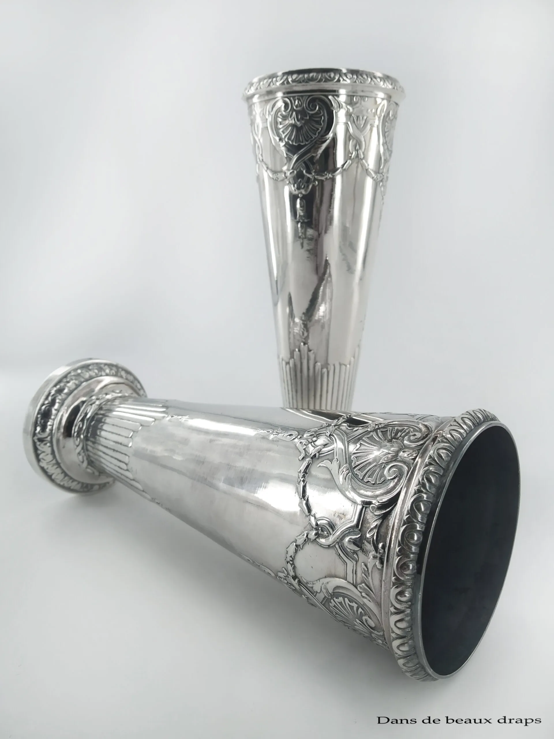 Ravissante paire de vases en métal argenté – Image 3