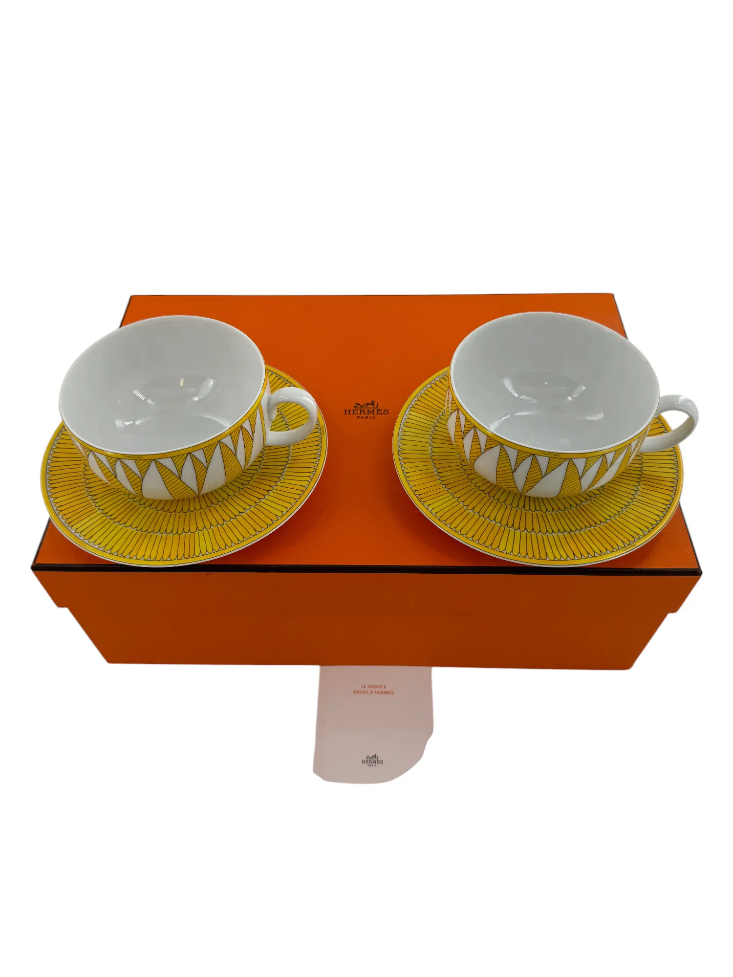 Rare ensemble de 2 paire-tasses à déjeuner en porcelaine de Limoges, maison Hermès, modèle Soleil. – Image 3