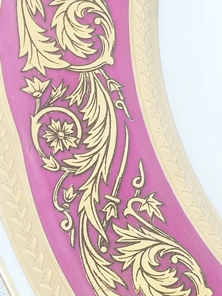 Splendide service en porcelaine de Limoges maison Bernardaud modèle Vendôme décor sur fond rouge magenta,double frise et rinceaux dorés, 66 pièces. – Image 7