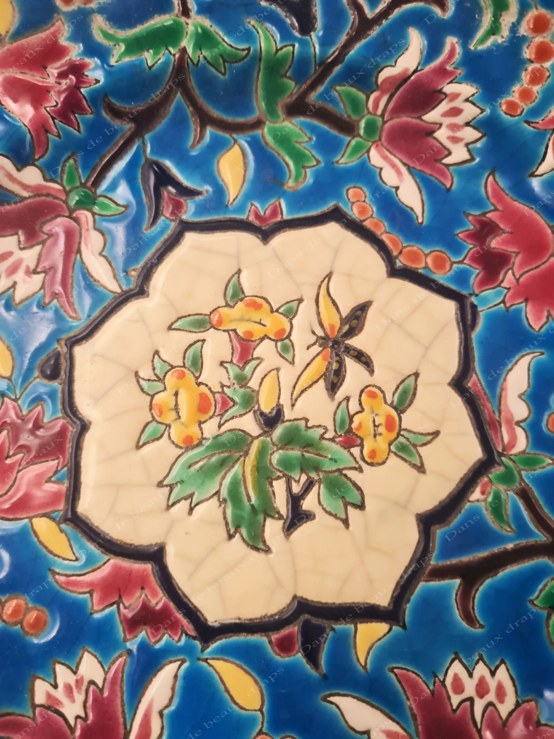 Jolie assiette en émaux de Longwy,à décor floral,années 1950. – Image 3