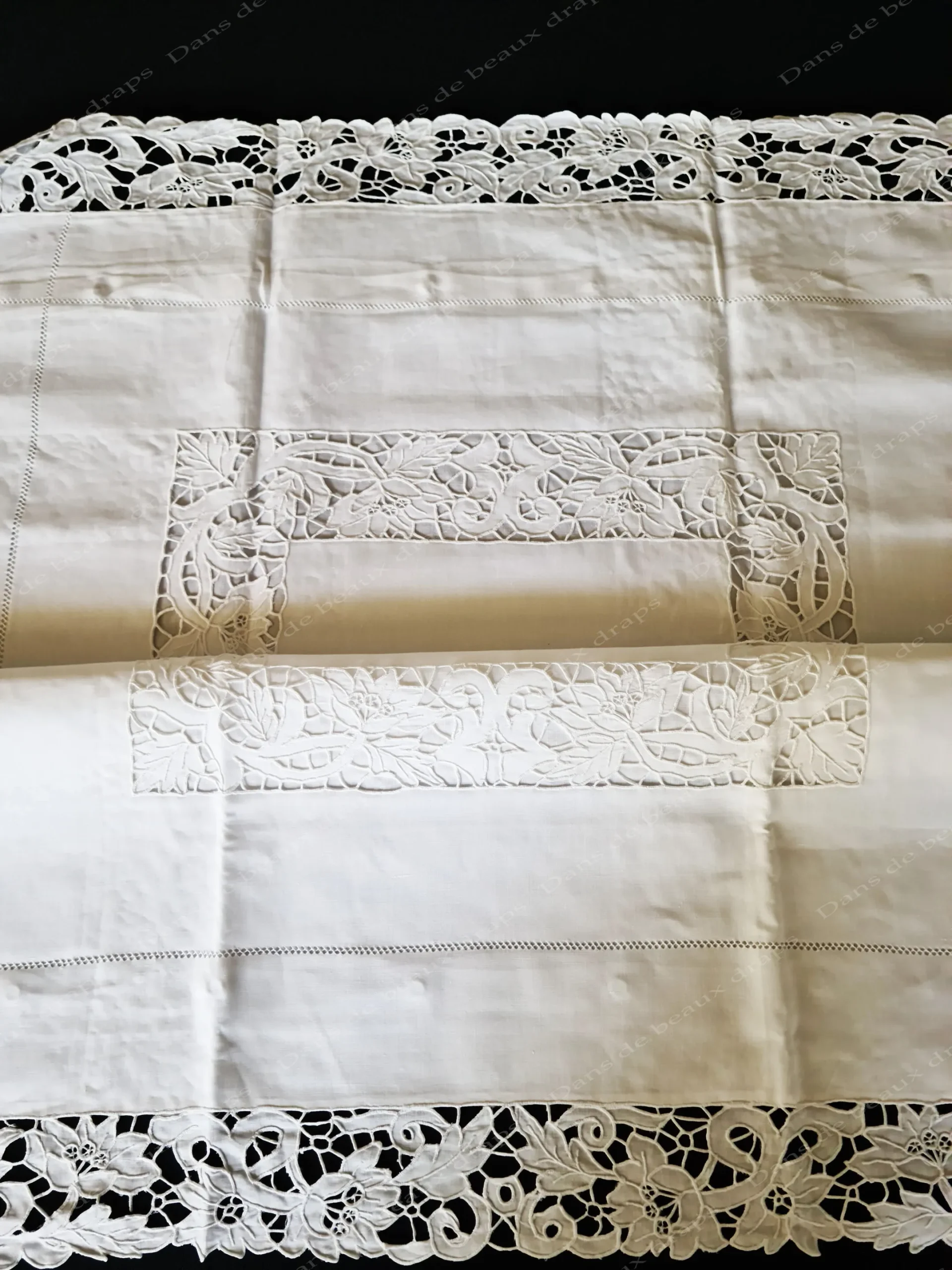 Ravissante paire de taies d’oreiller en fil de lin sans monogramme,broderies Richelieu. – Image 5