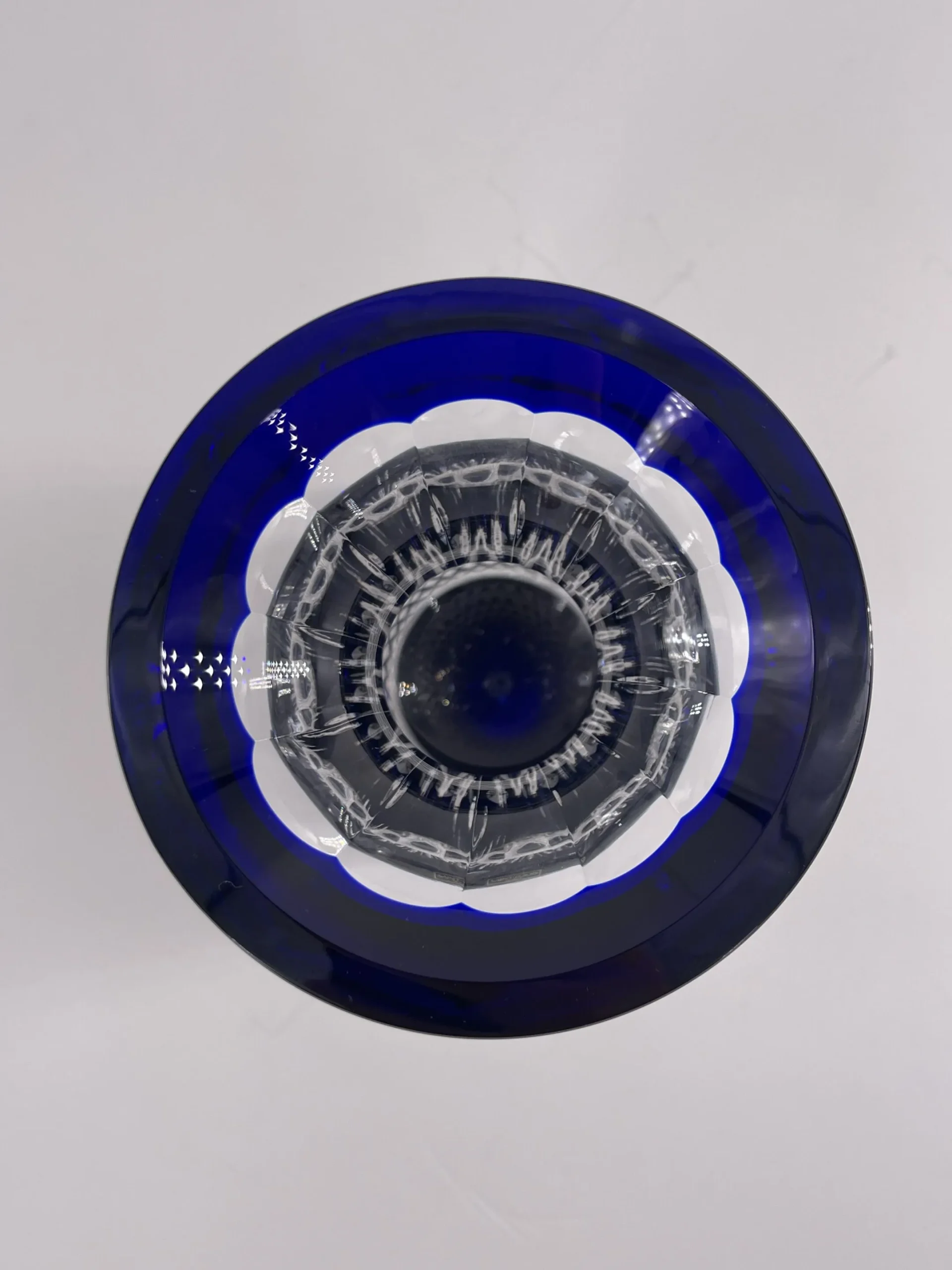 Superbe vase en cristal doublé bleu, Saint Louis, modèle Tommy – Image 3