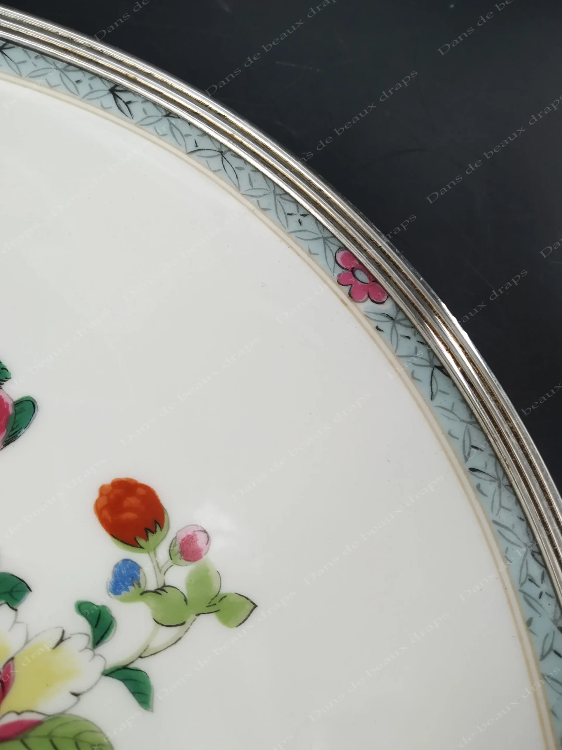 Très joli plat rond en porcelaine de Limoges et argent, maison Raynaud,orfèvre Puiforcat. – Image 7