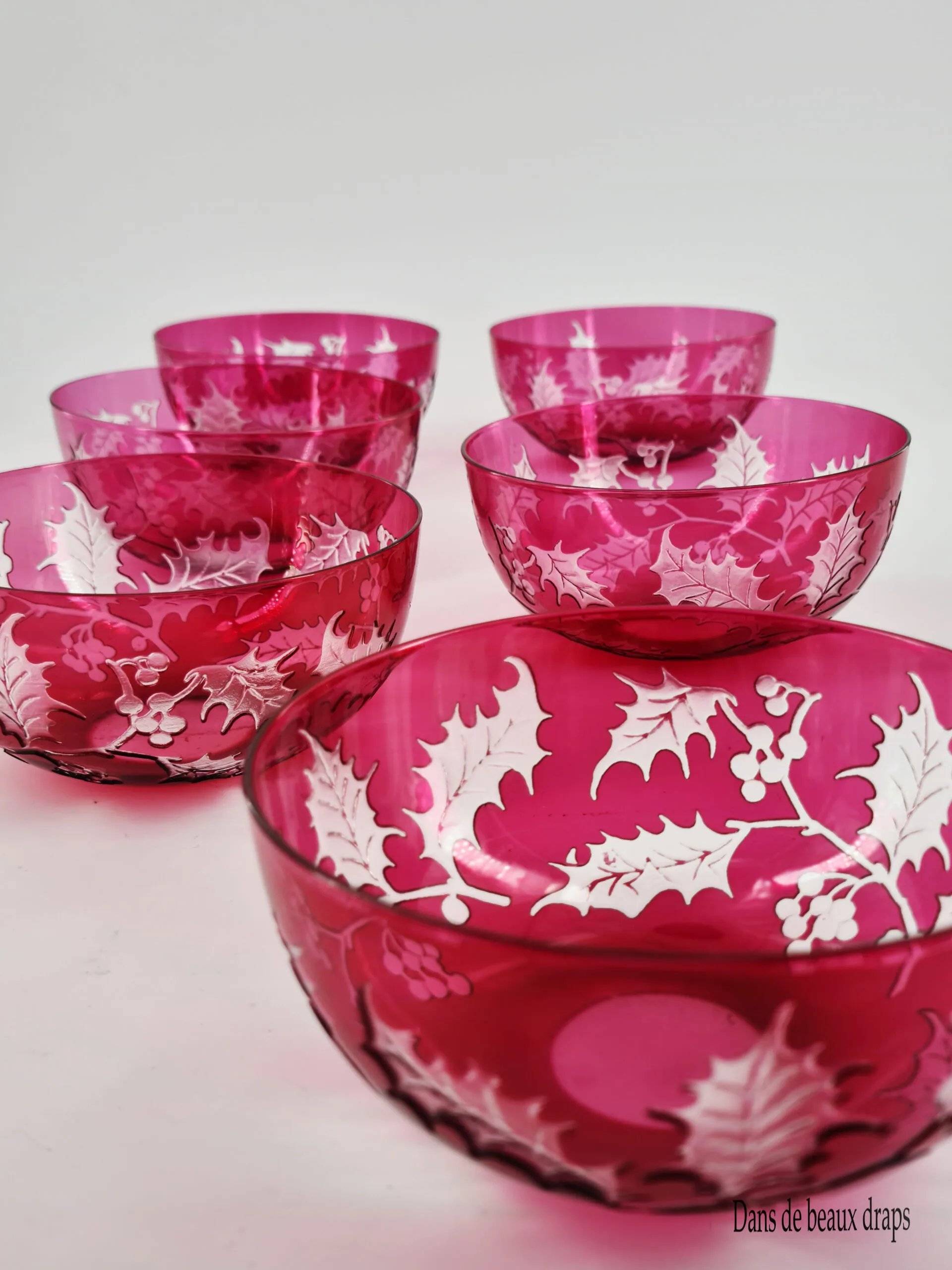 Rare suite de 6 coupelles en cristal à décor de houx. – Image 2