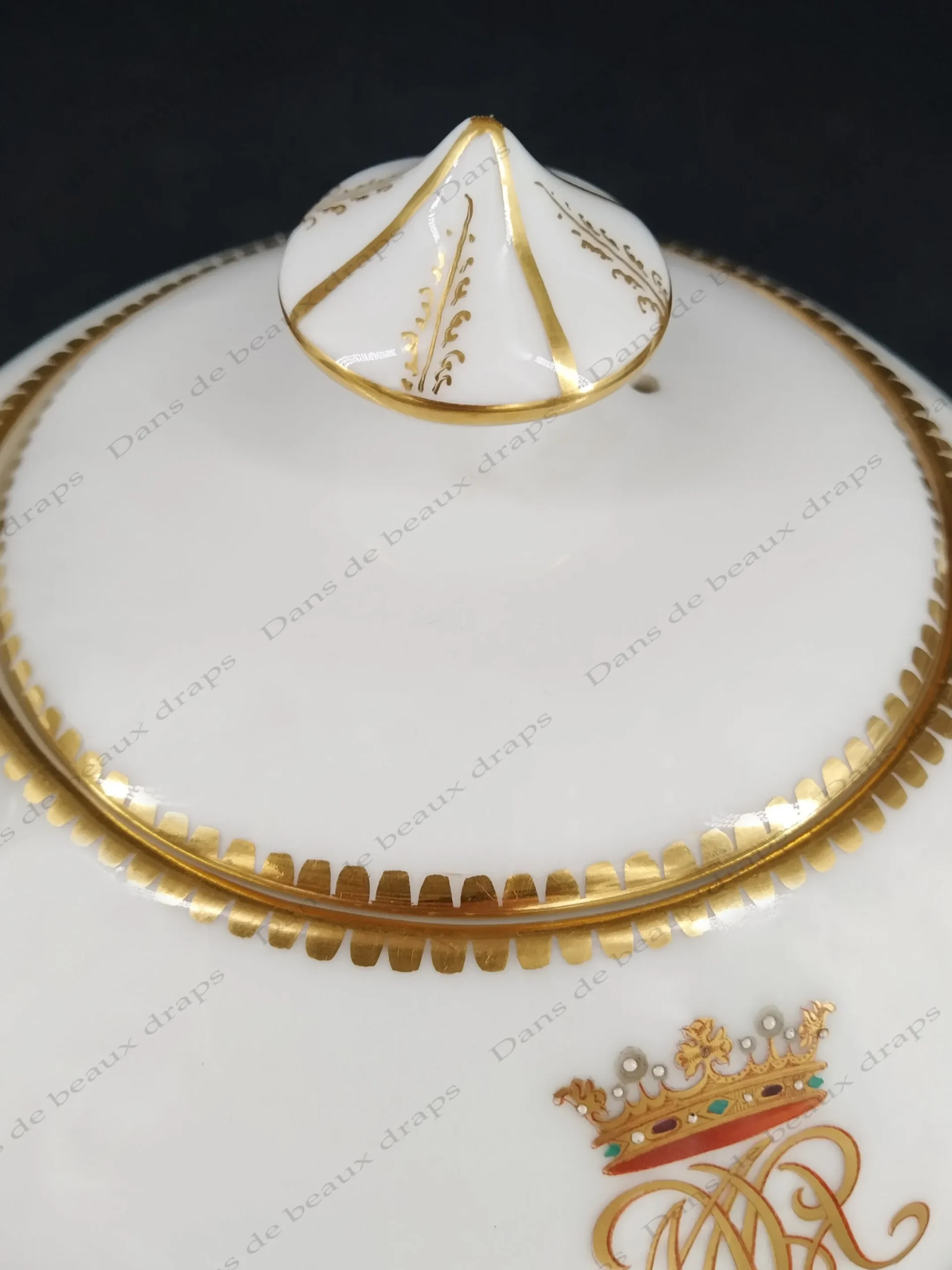 Rare théière en porcelaine de Limoges,monogramme sous couronne de marquis. – Image 7