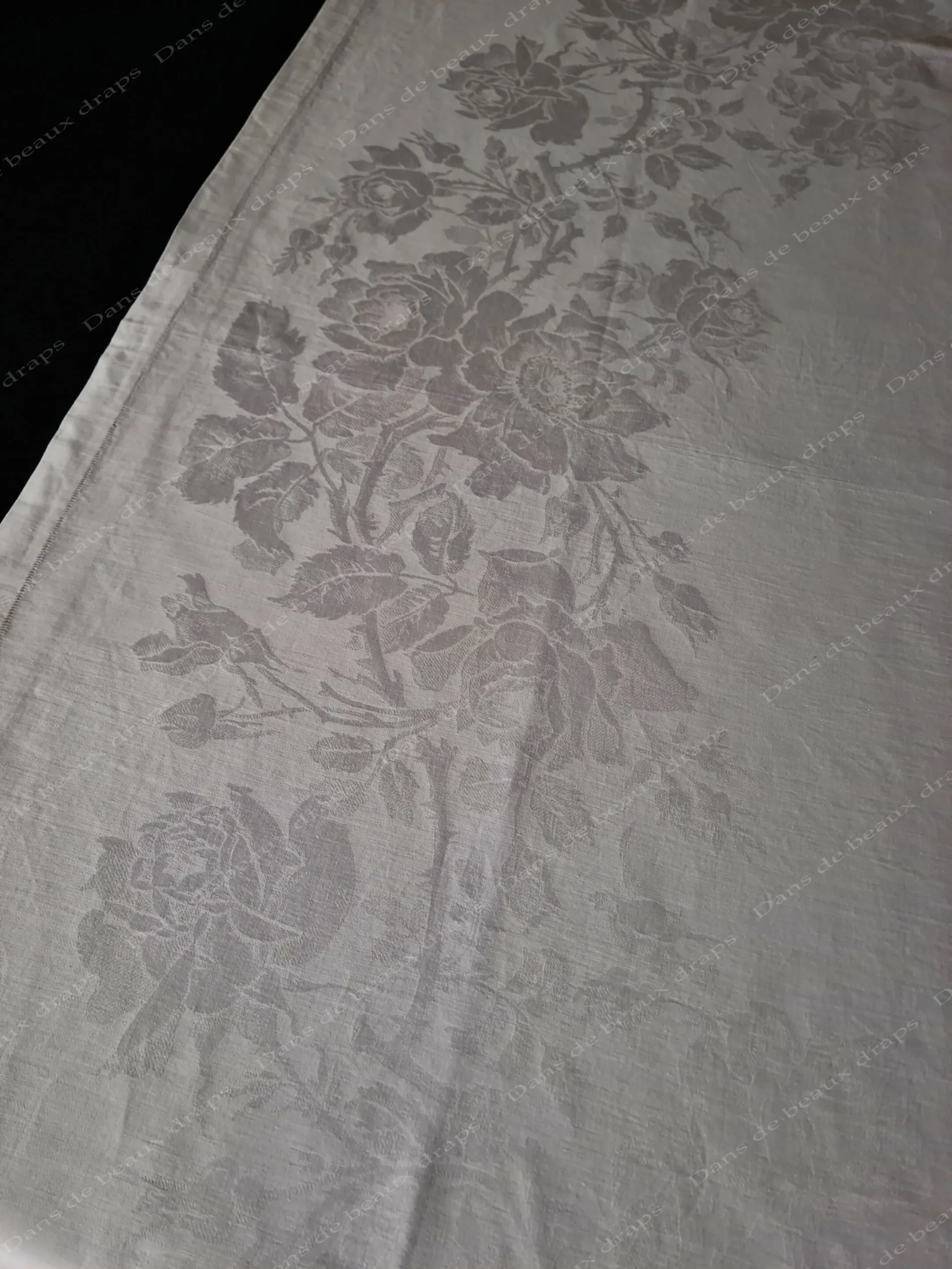 Nappe en damassé de lin à décor de roses,sans monogramme. – Image 2