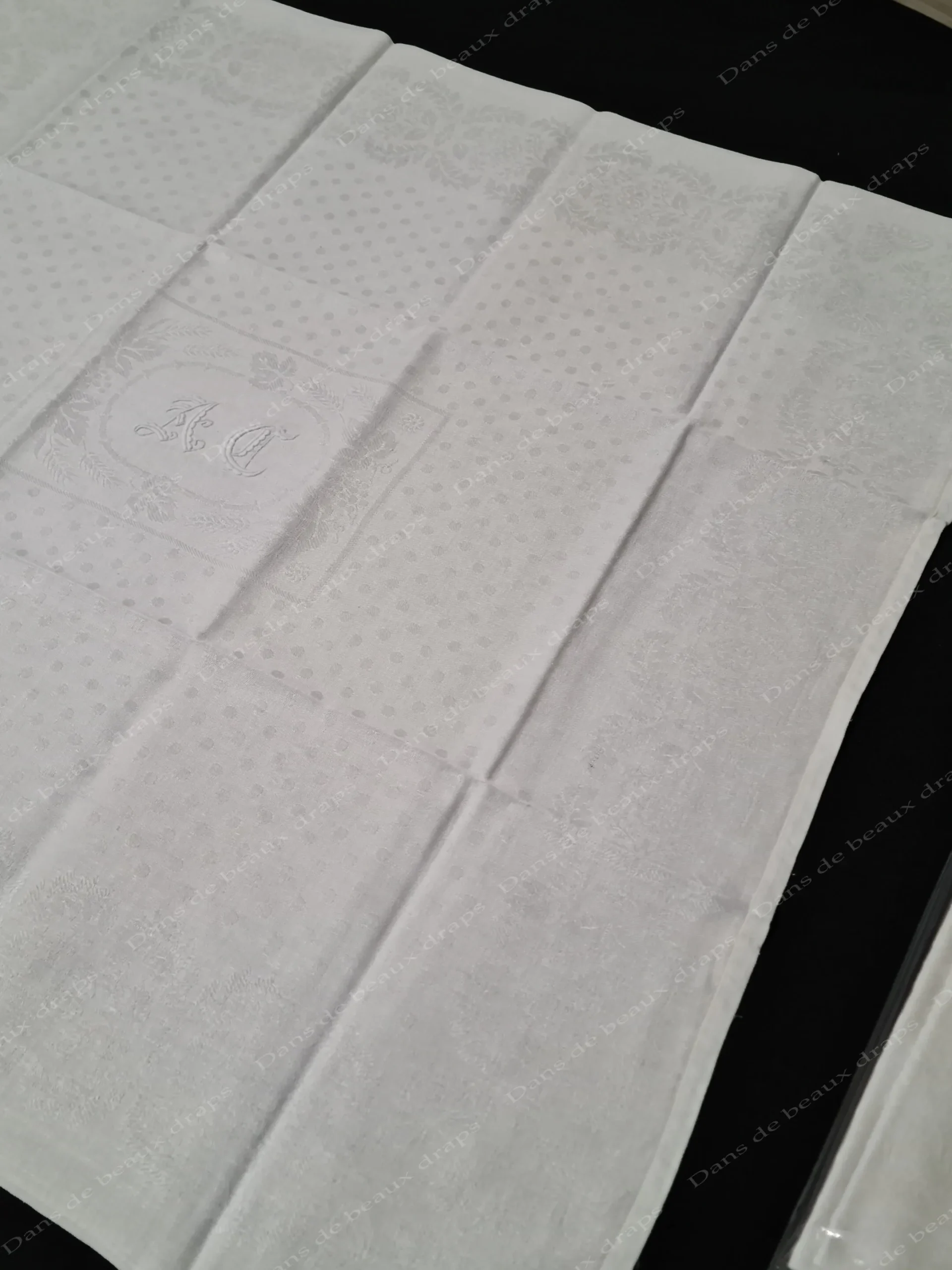 Jolie série de 6 serviettes de table en damassé de lin monogramme AC. – Image 5