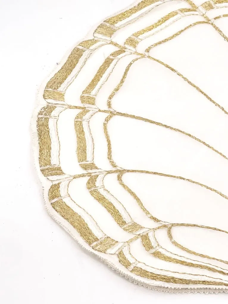 Suite de 6 sets de table , 6 serviettes en organdi et 6 dessous de sets, maison Noël, Paris. – Image 7