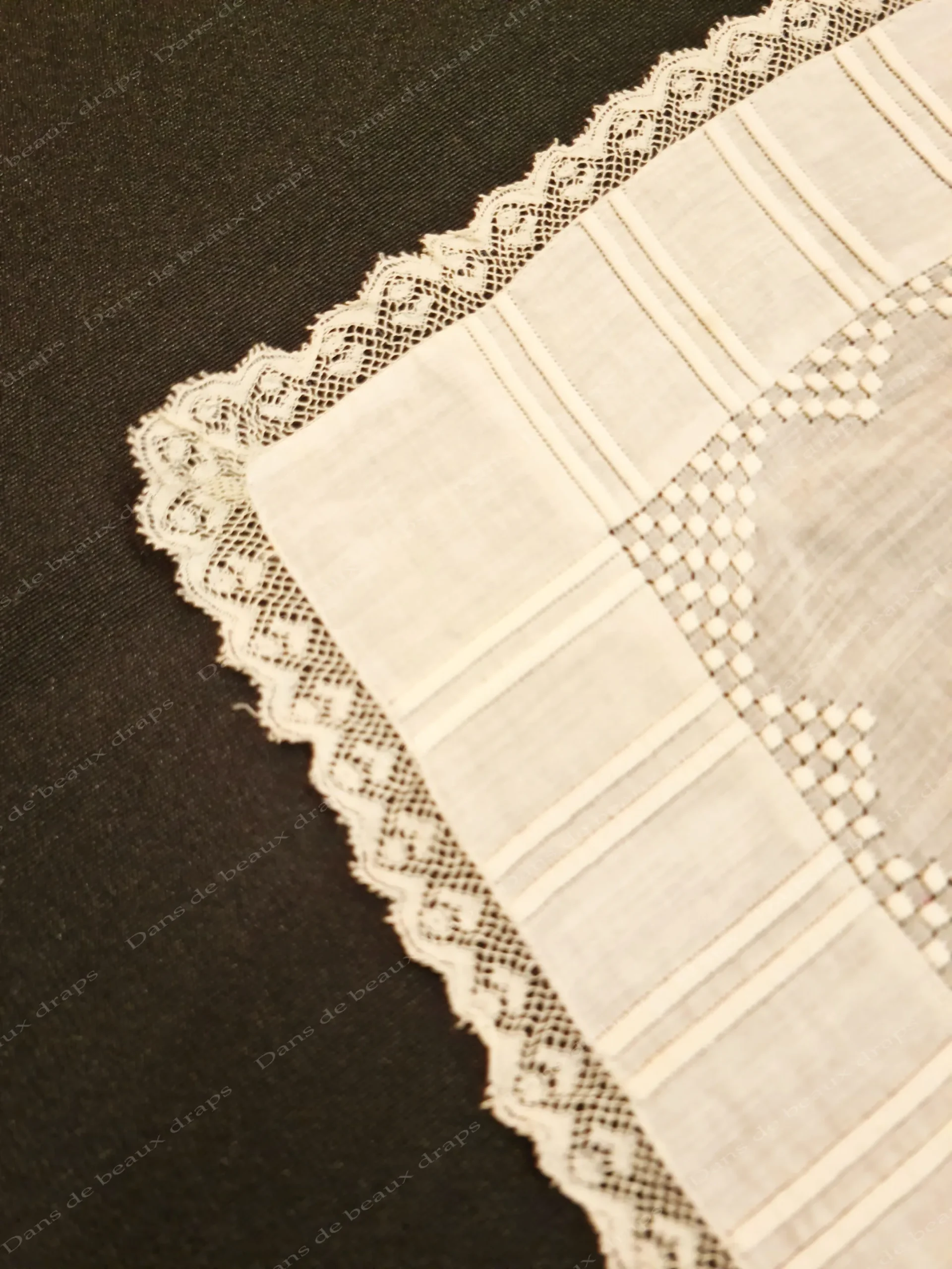 Rare et somptueux mouchoir en linon avec couronne princière et fine dentelle Valenciennes. – Image 4