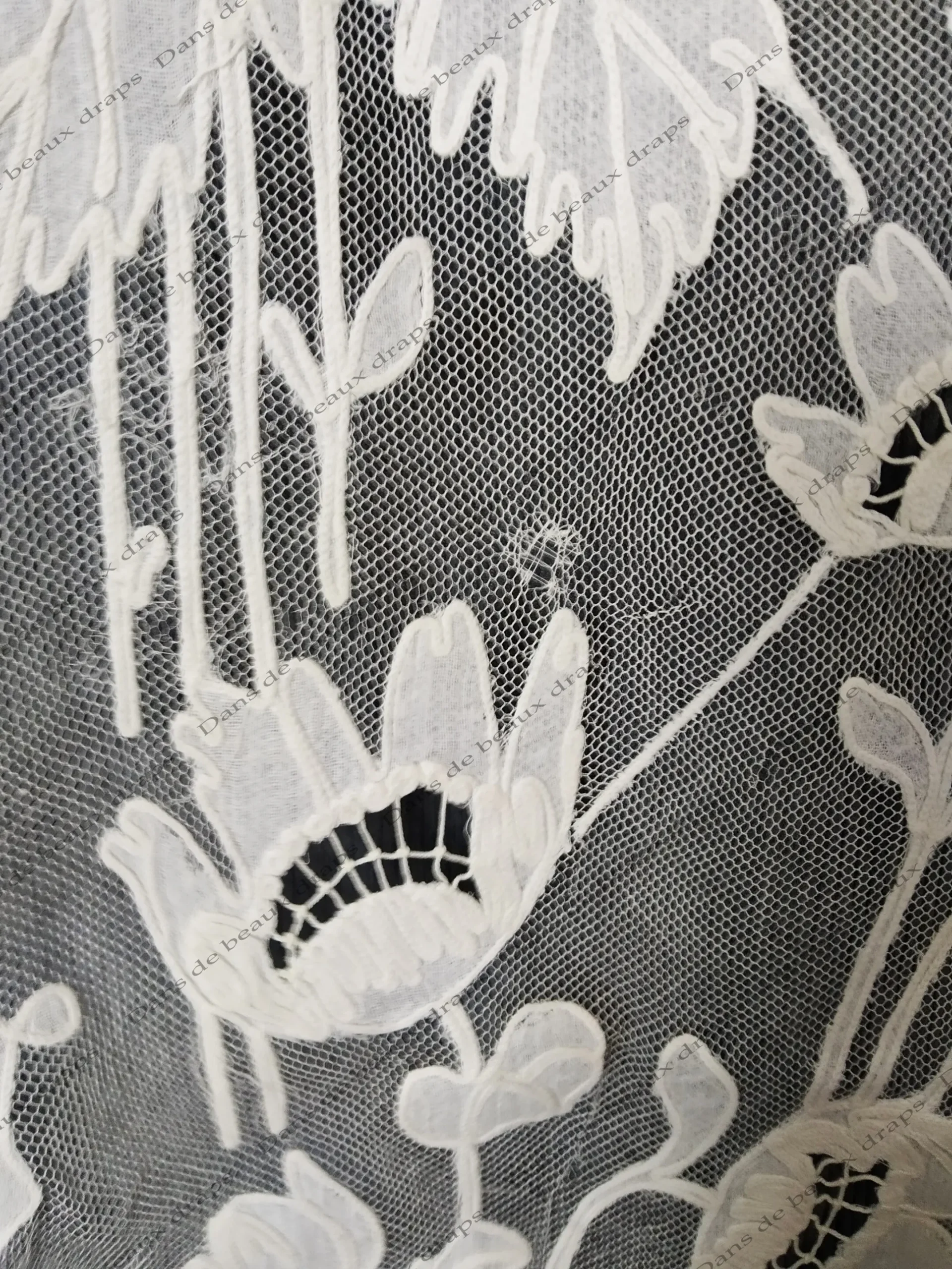 Paire de panneaux brodés sur tulle à décor floral,époque Napoléon 3. – Image 6