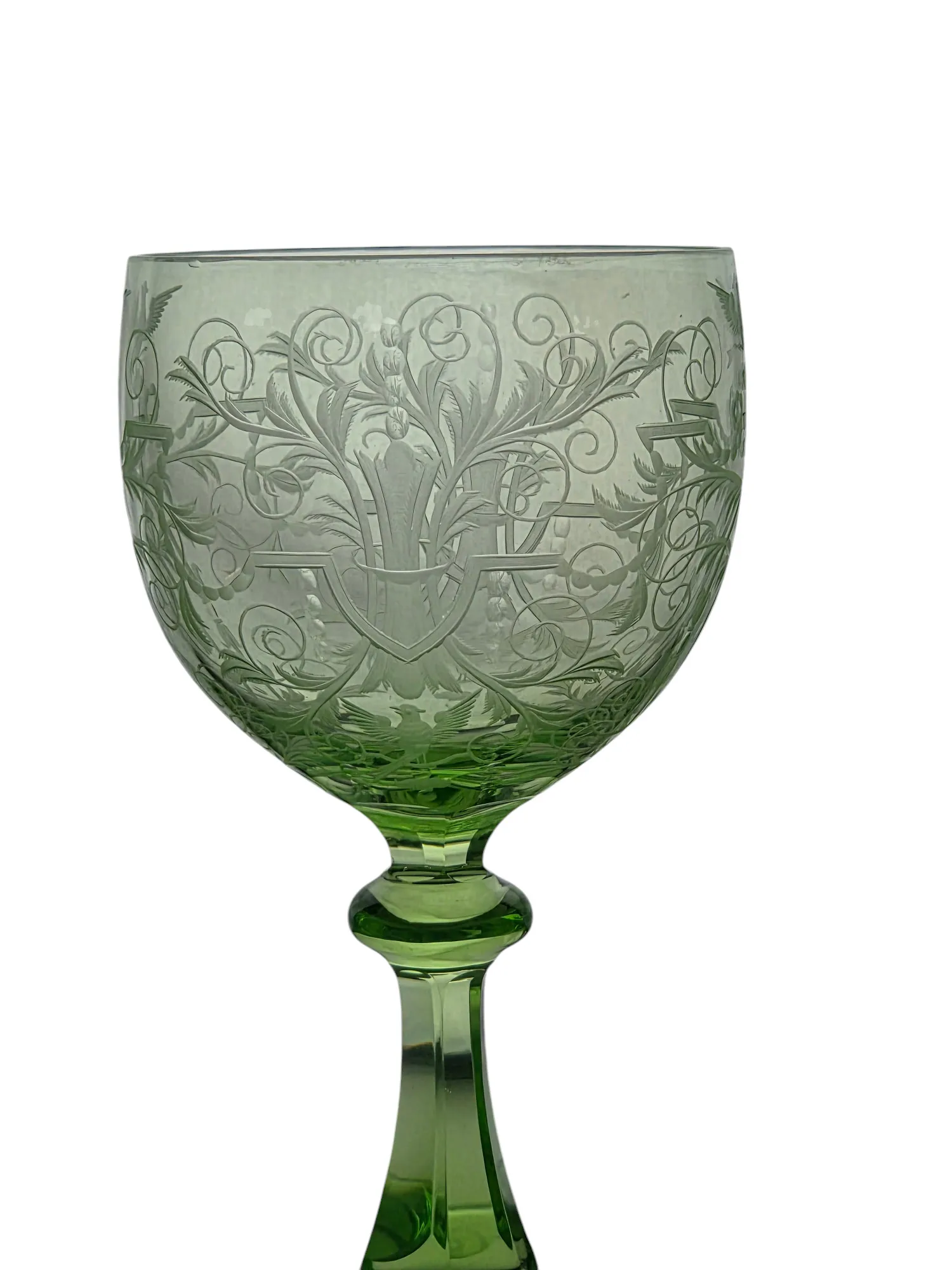 Exceptionnelle série de 5 verres à vin du Rhin en cristal gravé et doublé vert, Lobmeyr, Vienne. – Image 7