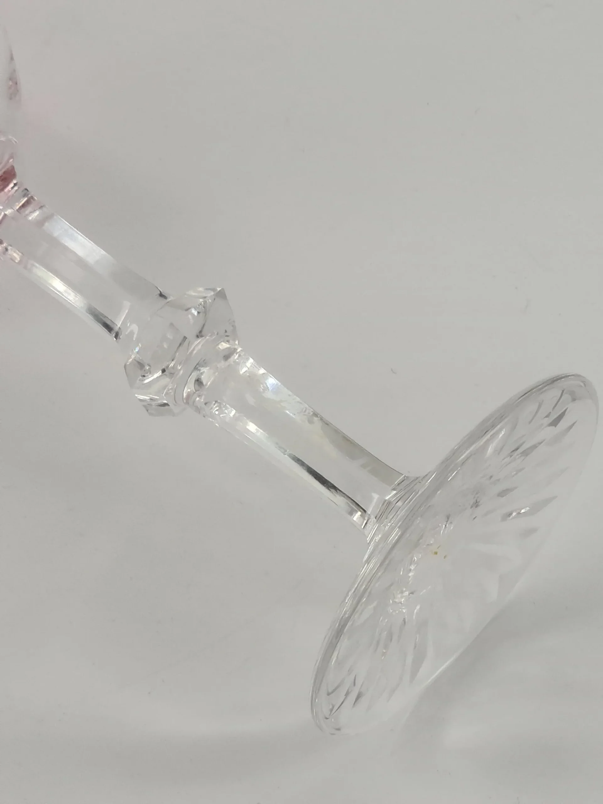 Verre à vin blanc ou roemer de couleur rose en cristal de Saint Louis, modèle Trianon. – Image 3