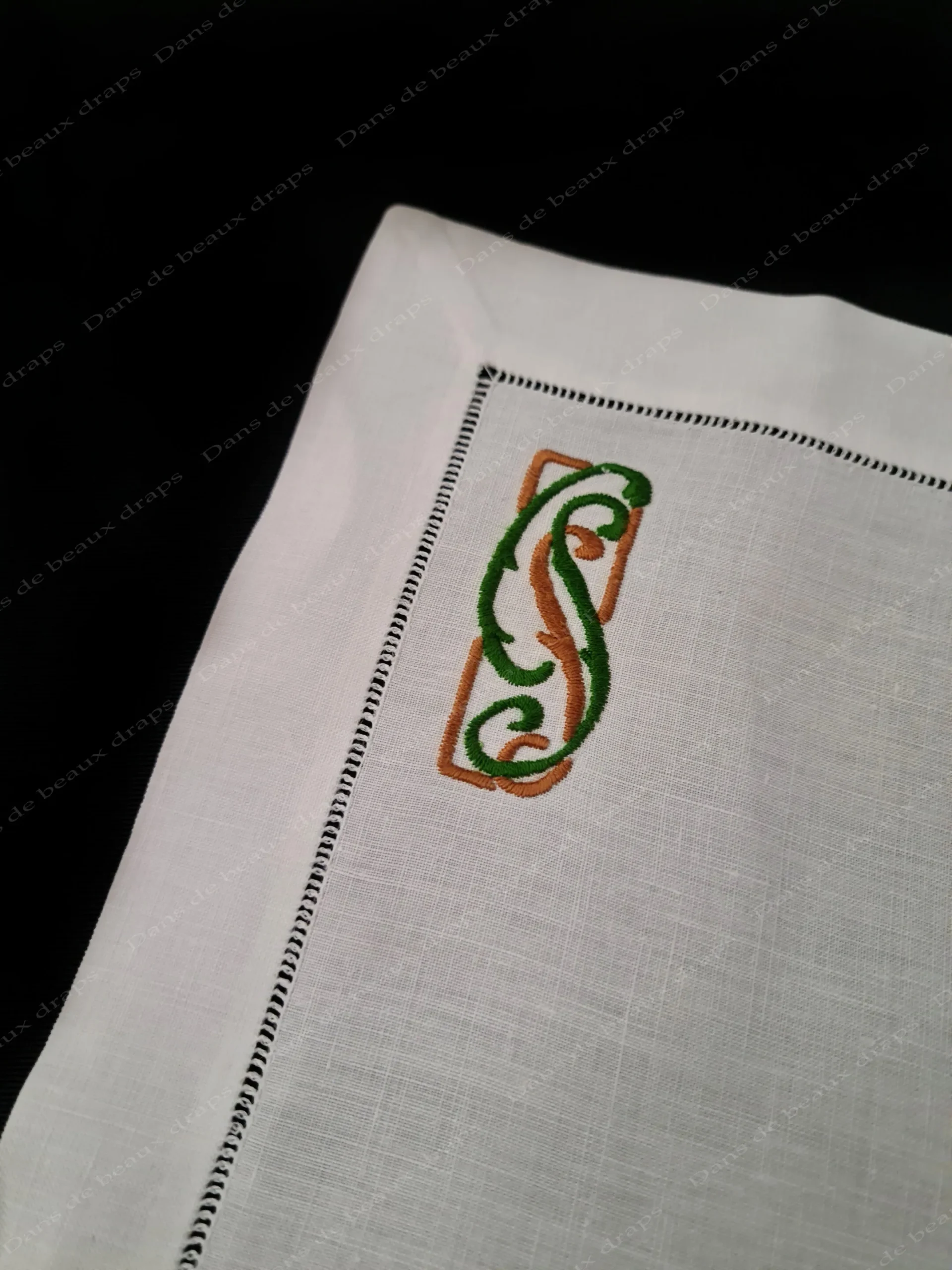 Ensemble composé d’un set et d’une serviette de table en fil de lin monogrammé. – Image 4