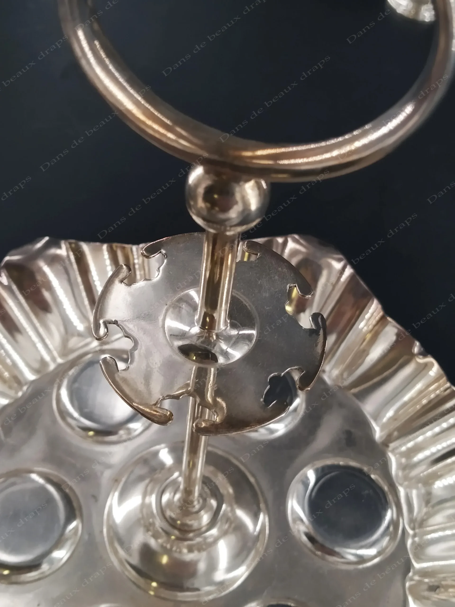 Présentoir à œufs en métal argenté et ses cuillères ,Angleterre. – Image 3