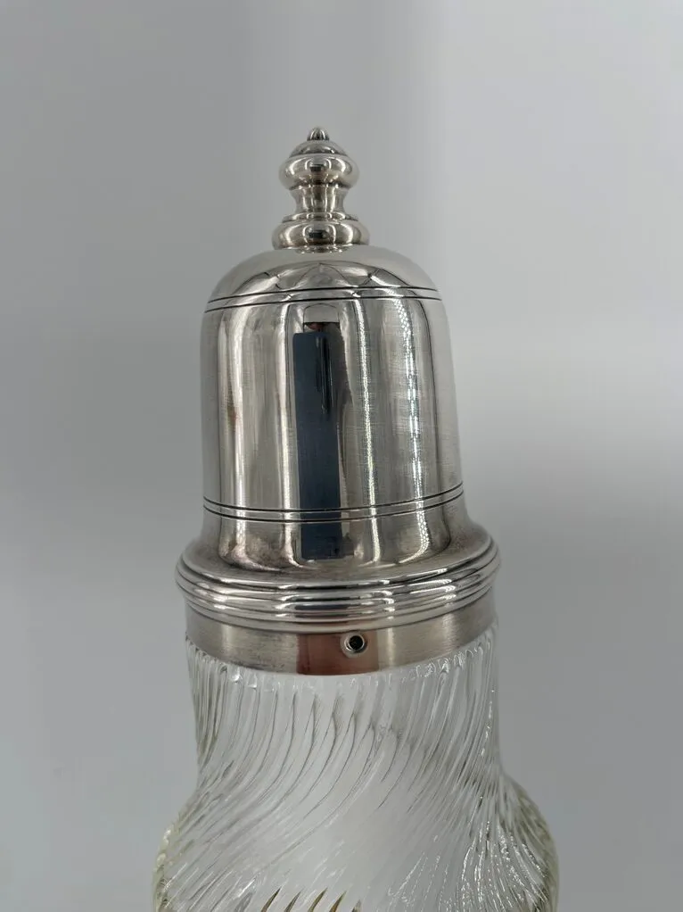 Belle saupoudreuse en verre et métal argenté, orfèvre Christofle – Image 3