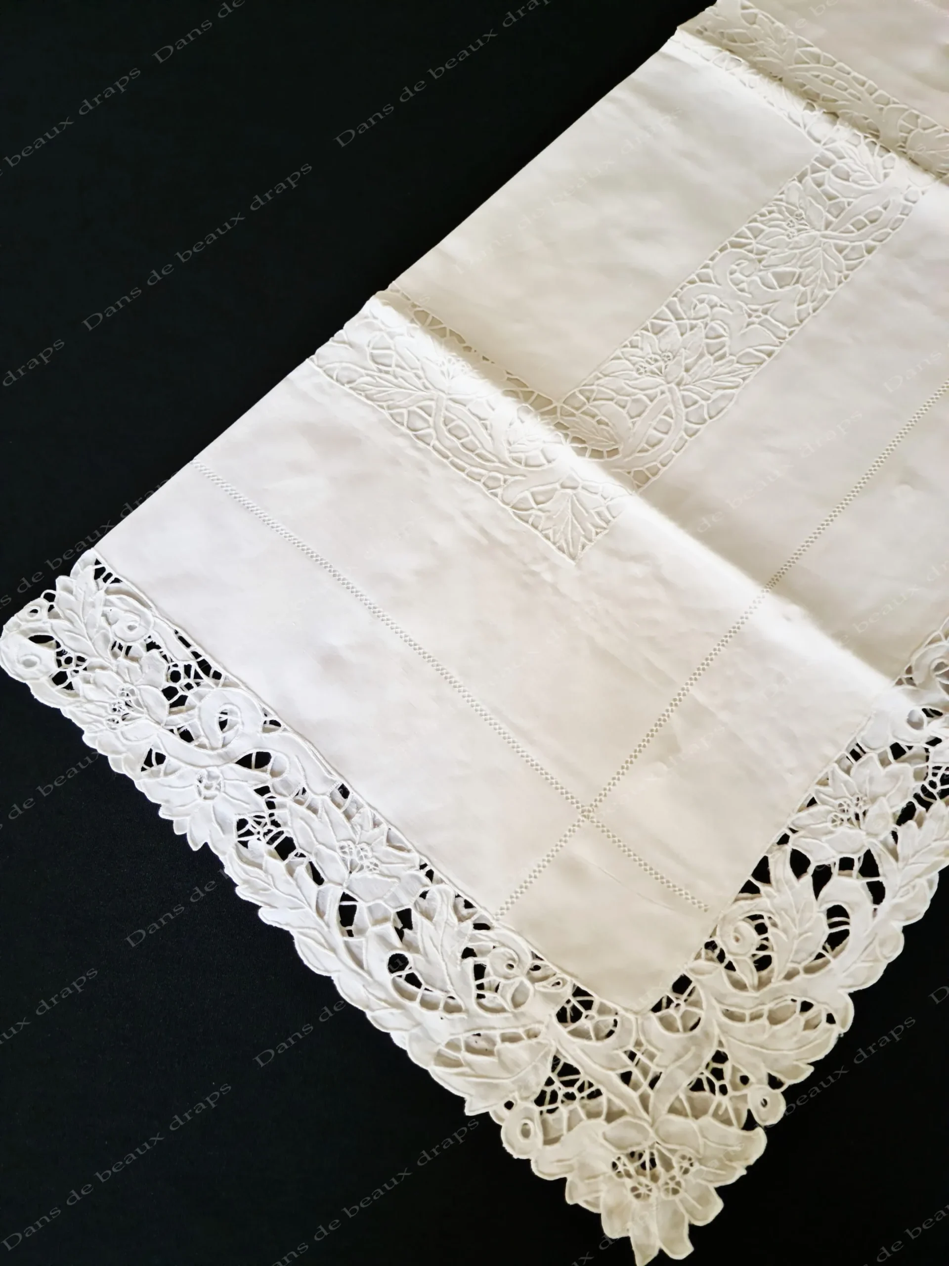 Ravissante paire de taies d’oreiller en fil de lin sans monogramme,broderies Richelieu. – Image 6