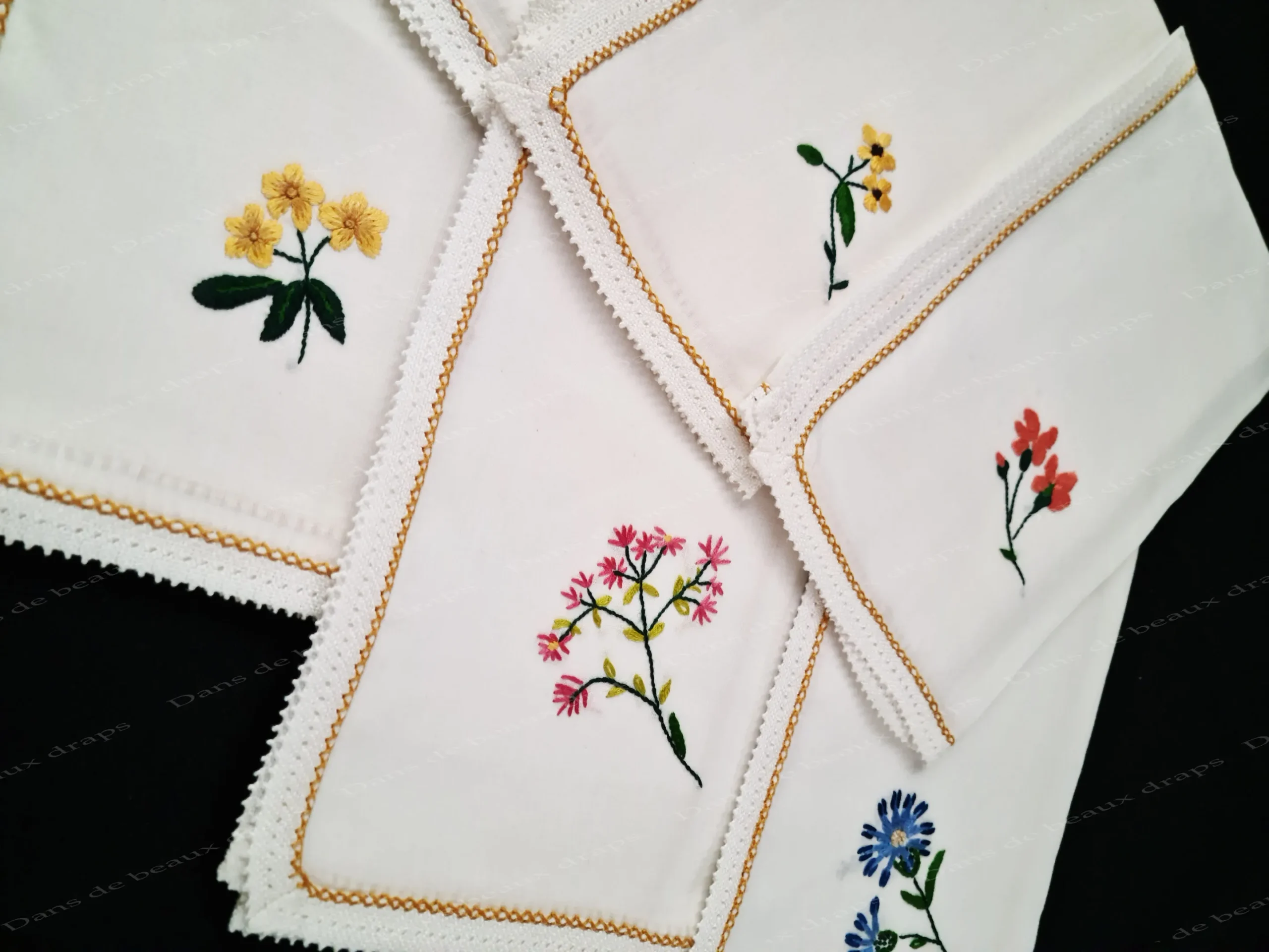 Très bel ensemble de 8 sets de table et 8 serviettes de table brodé main sur lin. – Image 4