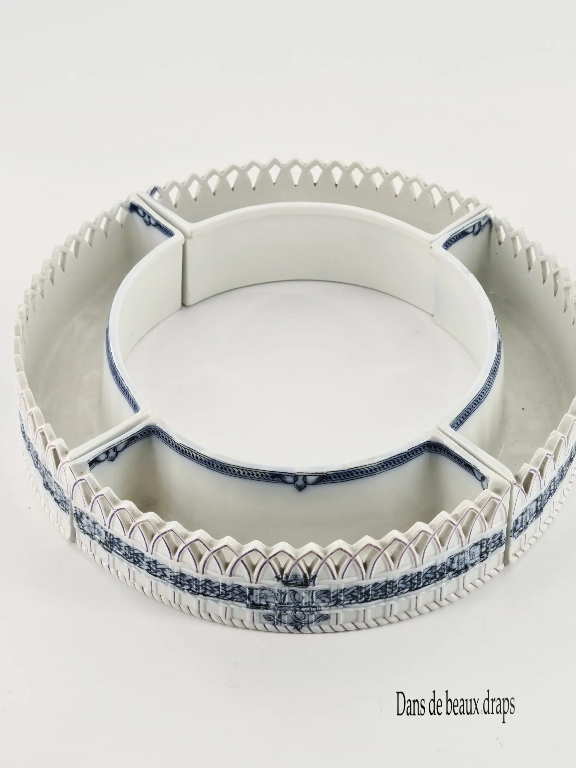 Rare partie de service de table en faïence anglaise, fin XIX ème, monogramme BB sous couronne de marquis, 57 pièces. – Image 8