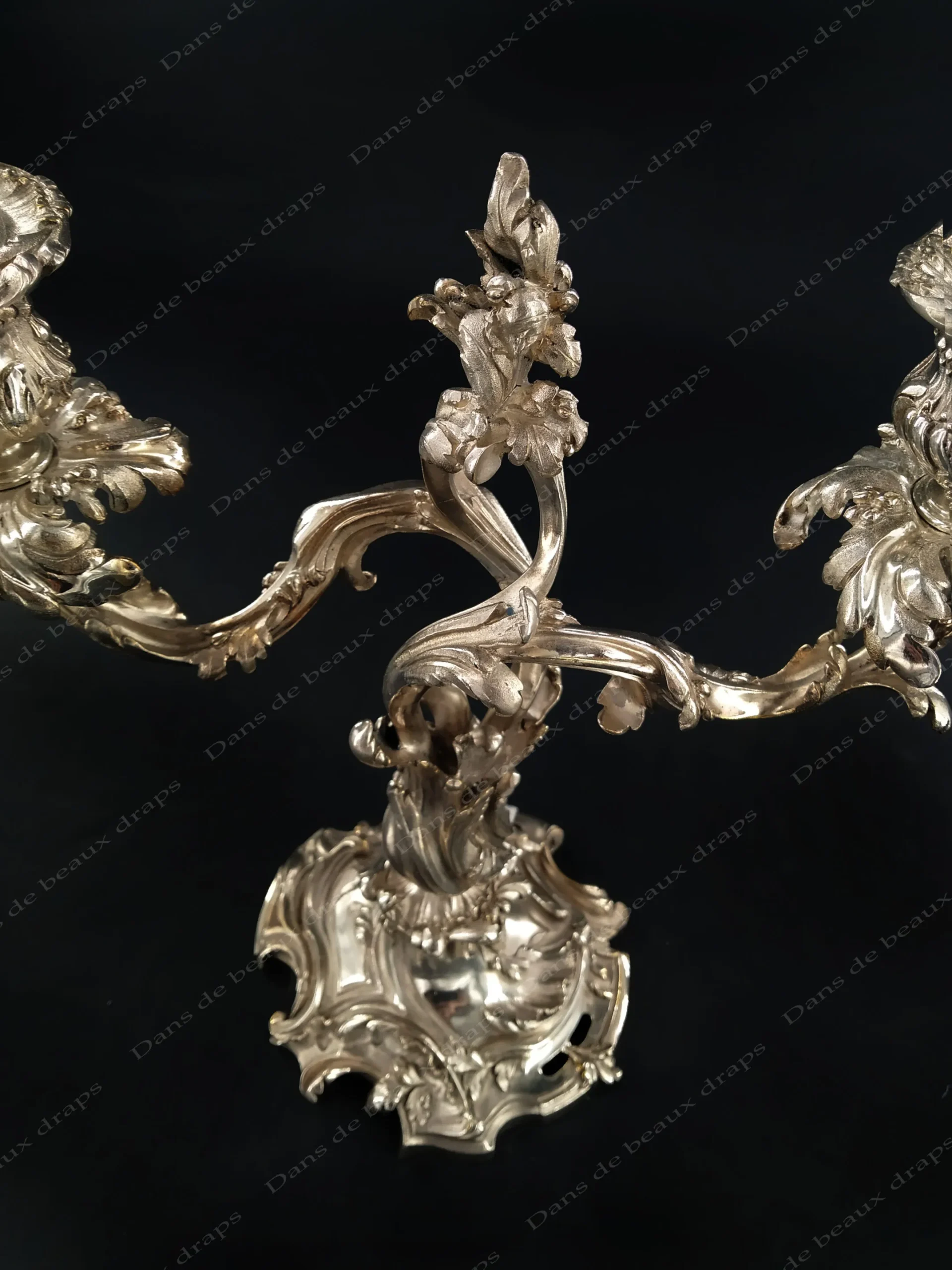 Paire de bougeoirs, » bouts de table « en bronze argenté à deux bras de lumière mouvementés de style rocaille. – Image 5