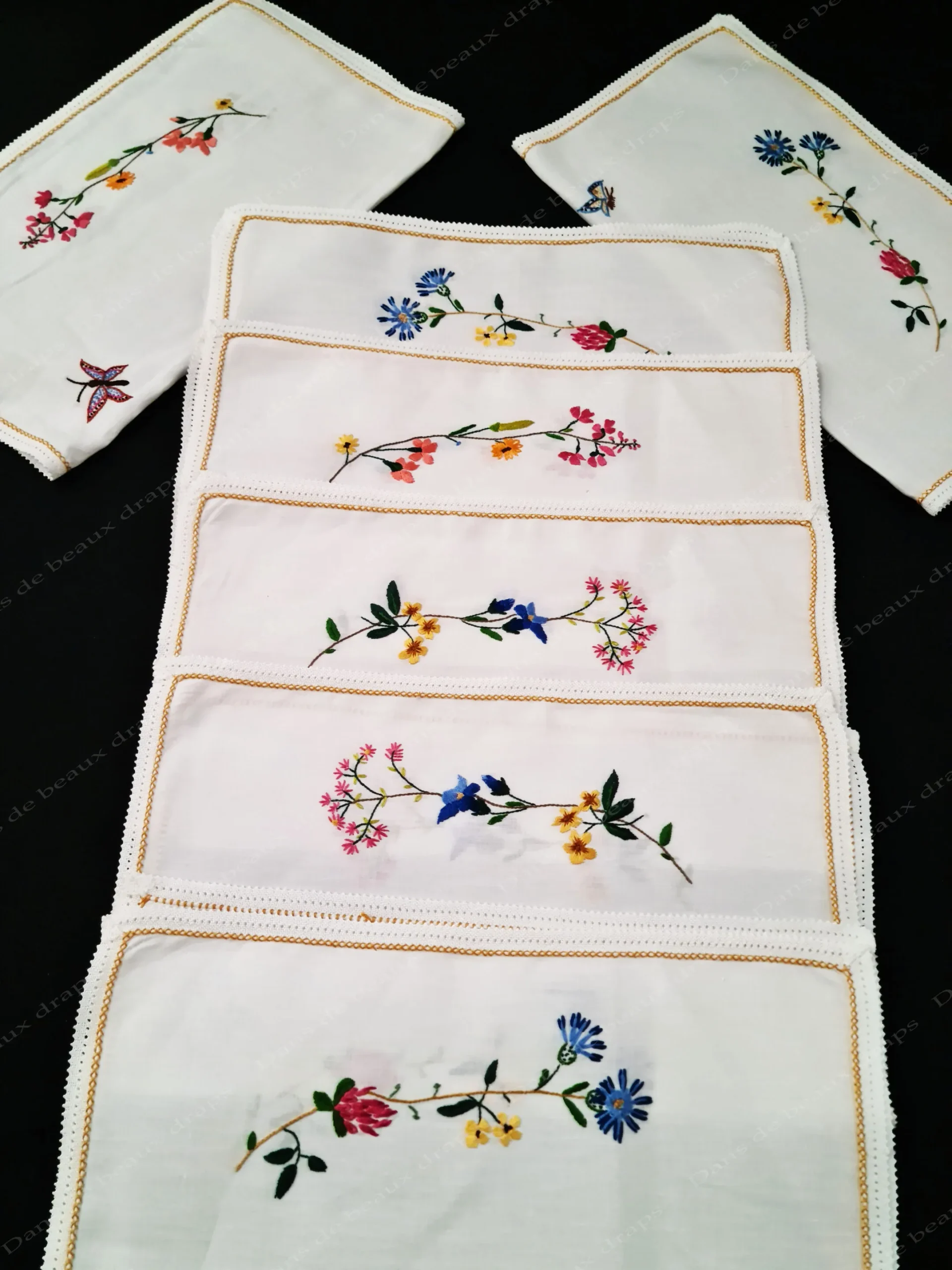 Très bel ensemble de 8 sets de table et 8 serviettes de table brodé main sur lin. – Image 2