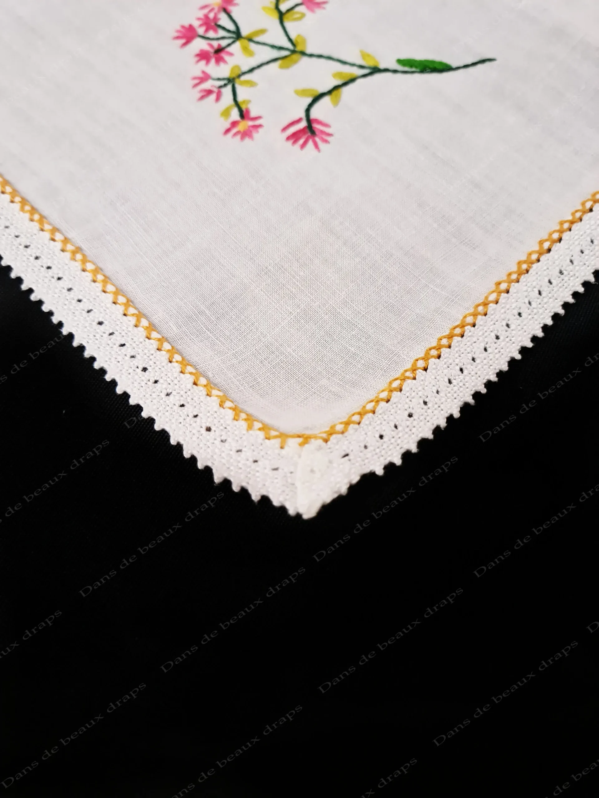 Très bel ensemble de 8 sets de table et 8 serviettes de table brodé main sur lin. – Image 7