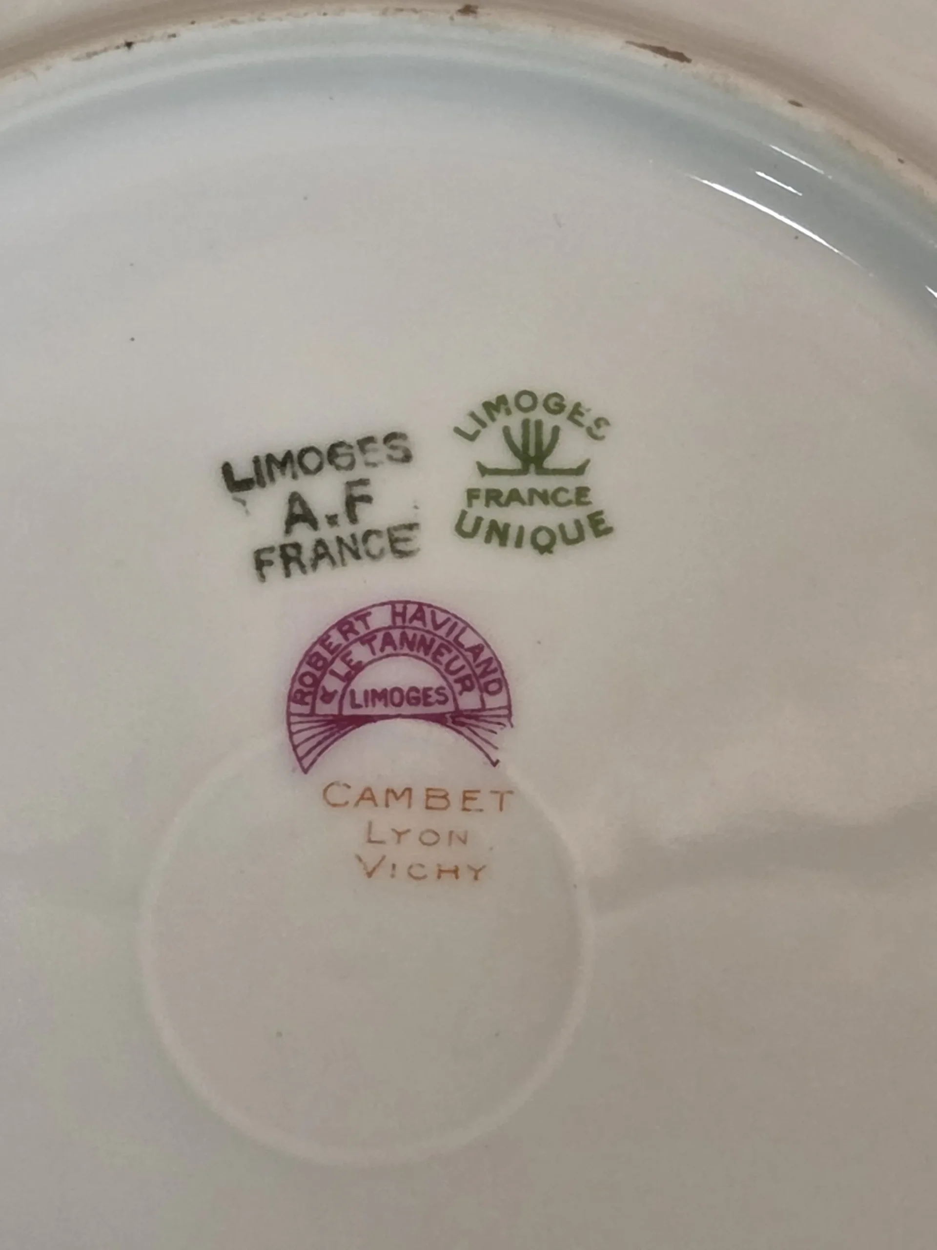 8 assiettes à dessert en porcelaine de Limoges à décor floral, époque Art Déco. – Image 5