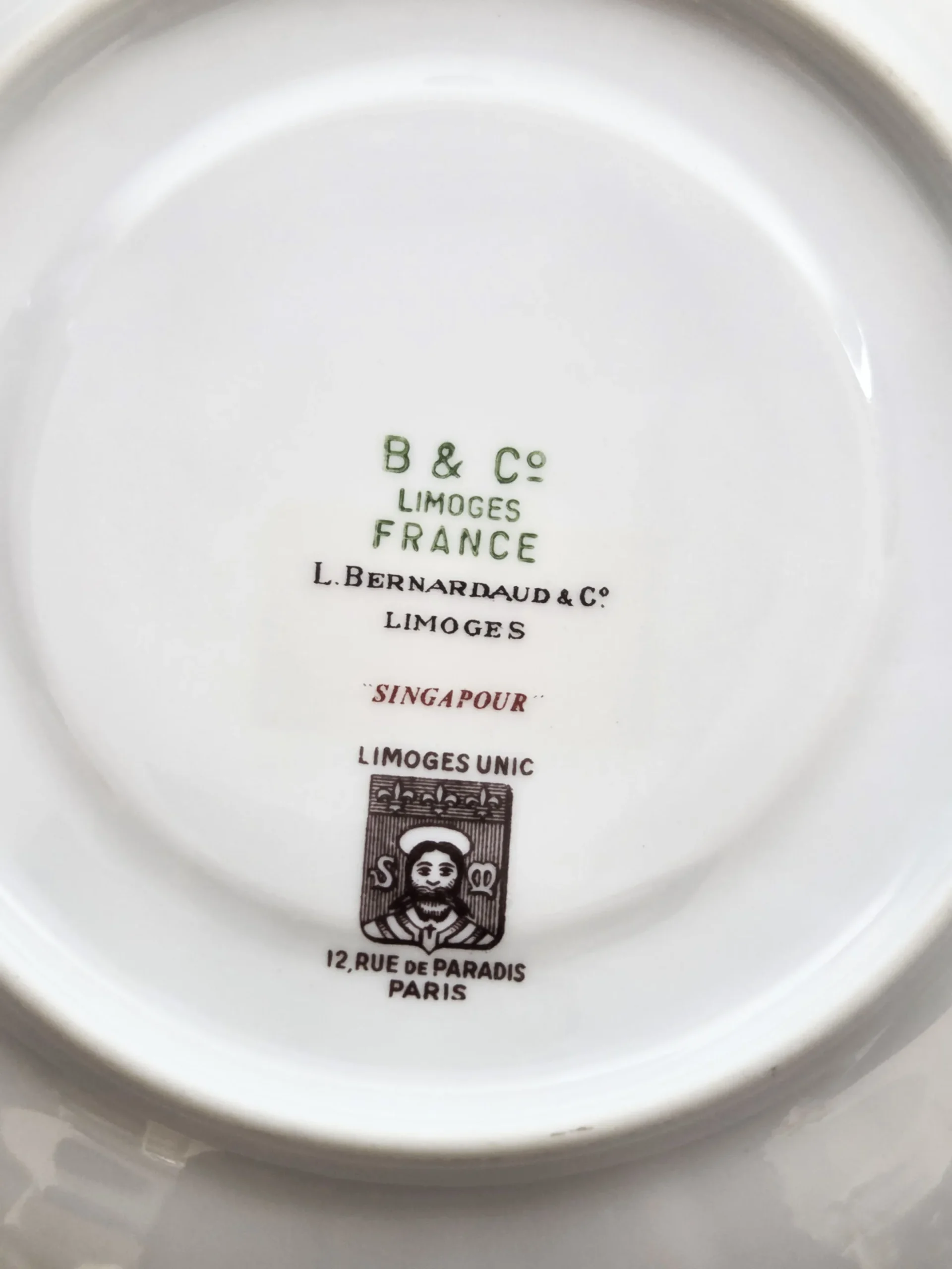 Magnifique service de table en porcelaine de Limoges, maison Bernardaud, modèle Singapour, 72 pièces – Image 9