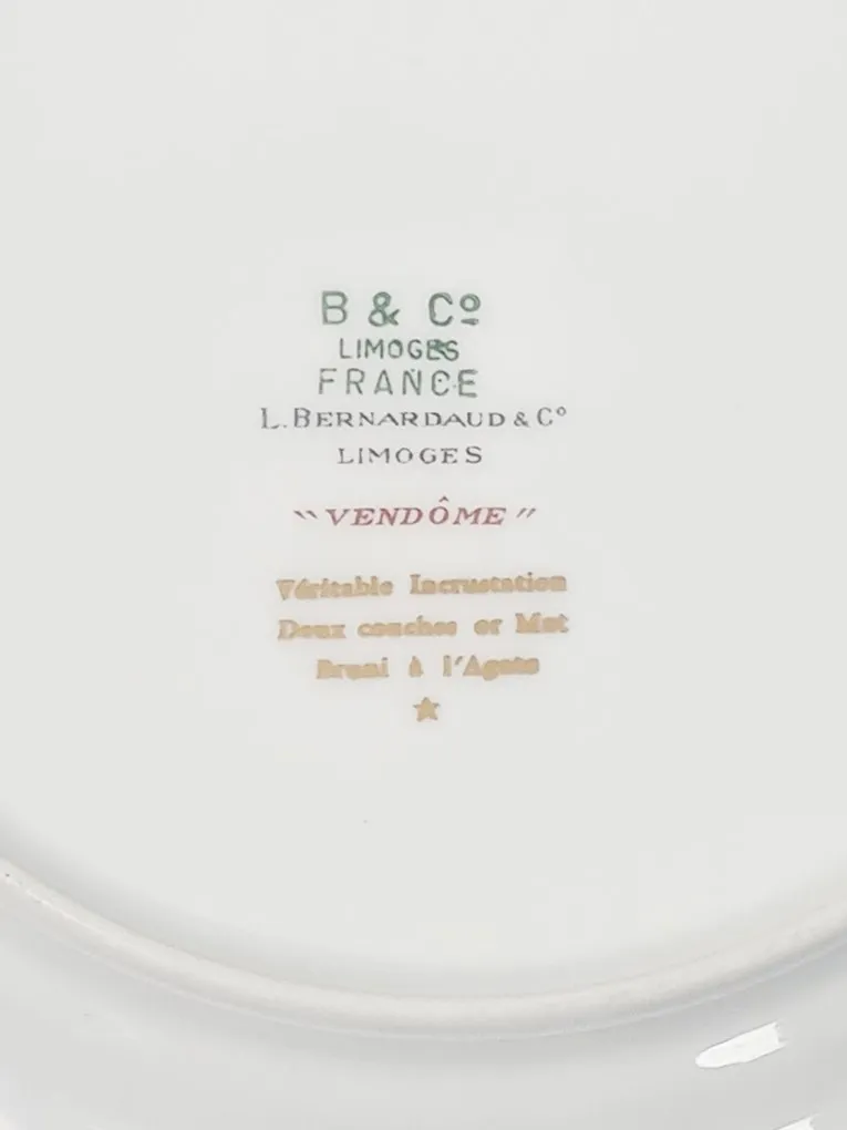 Splendide service en porcelaine de Limoges maison Bernardaud modèle Vendôme décor sur fond rouge magenta,double frise et rinceaux dorés, 66 pièces. – Image 8