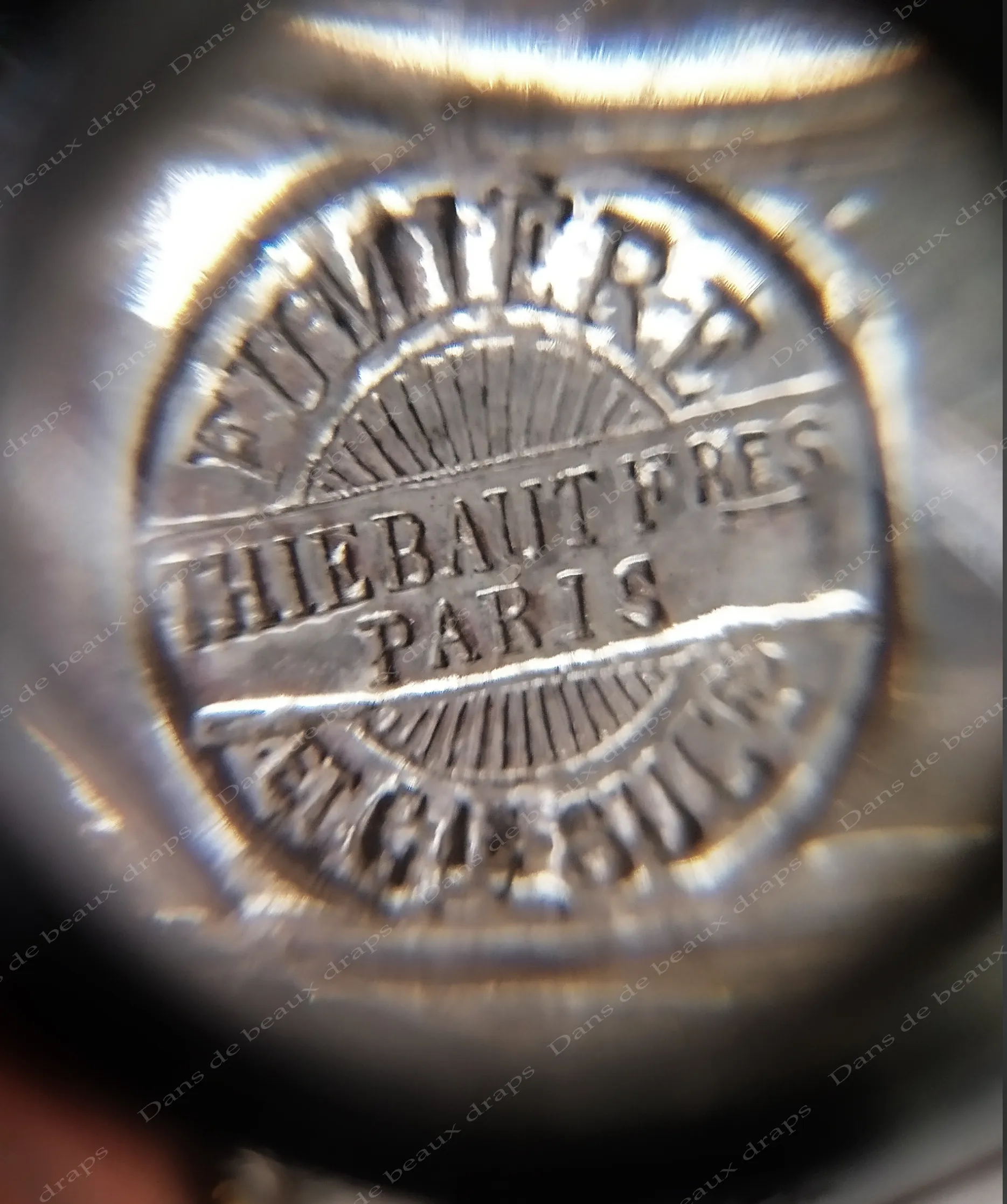 Paire de bougeoirs, » bouts de table « en bronze argenté à deux bras de lumière mouvementés de style rocaille. – Image 7