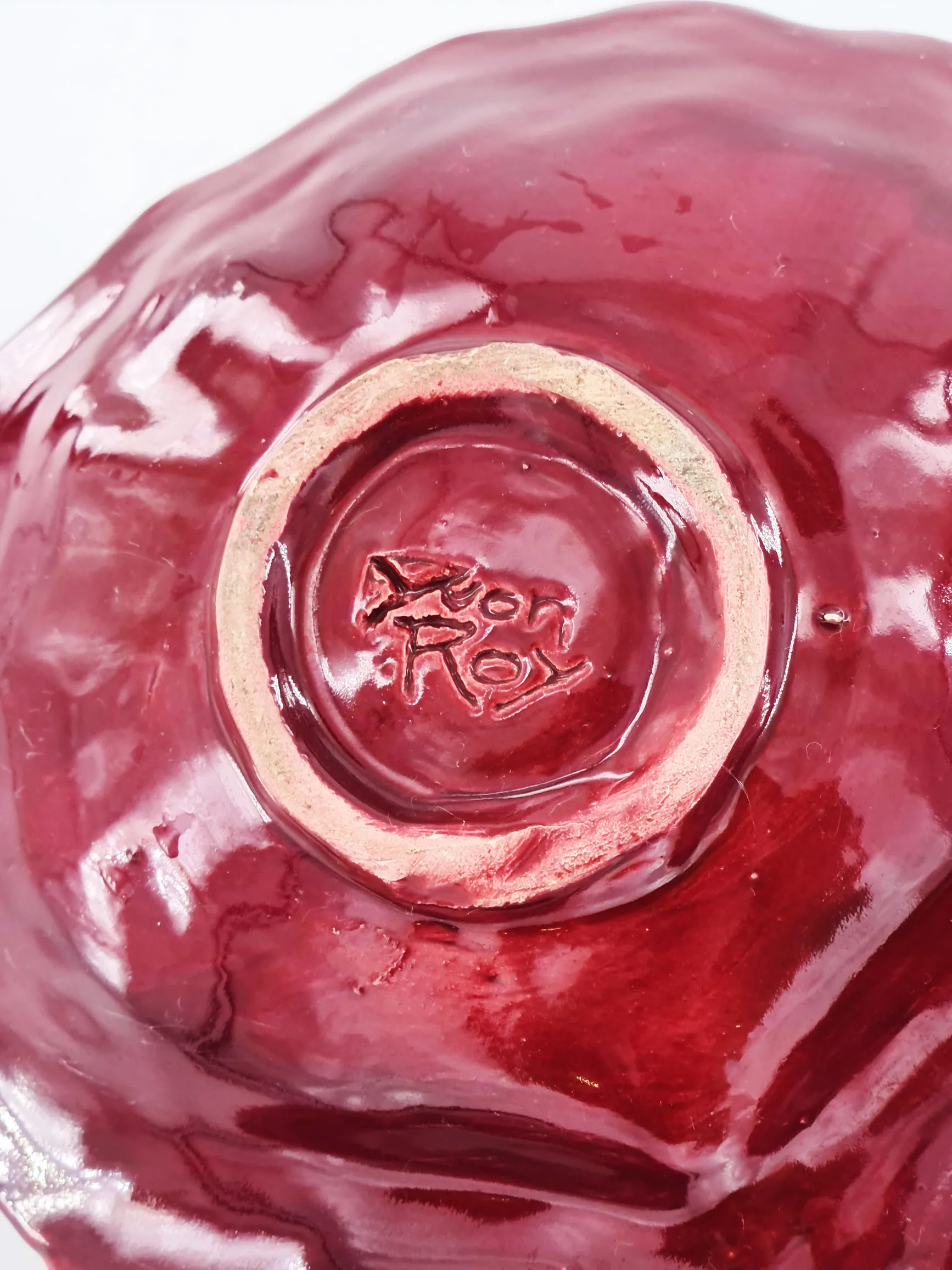 Très jolie coupe trilobée en céramique rouge, à décor de dauphin, signée Yvon Roy, années 50 – Image 4