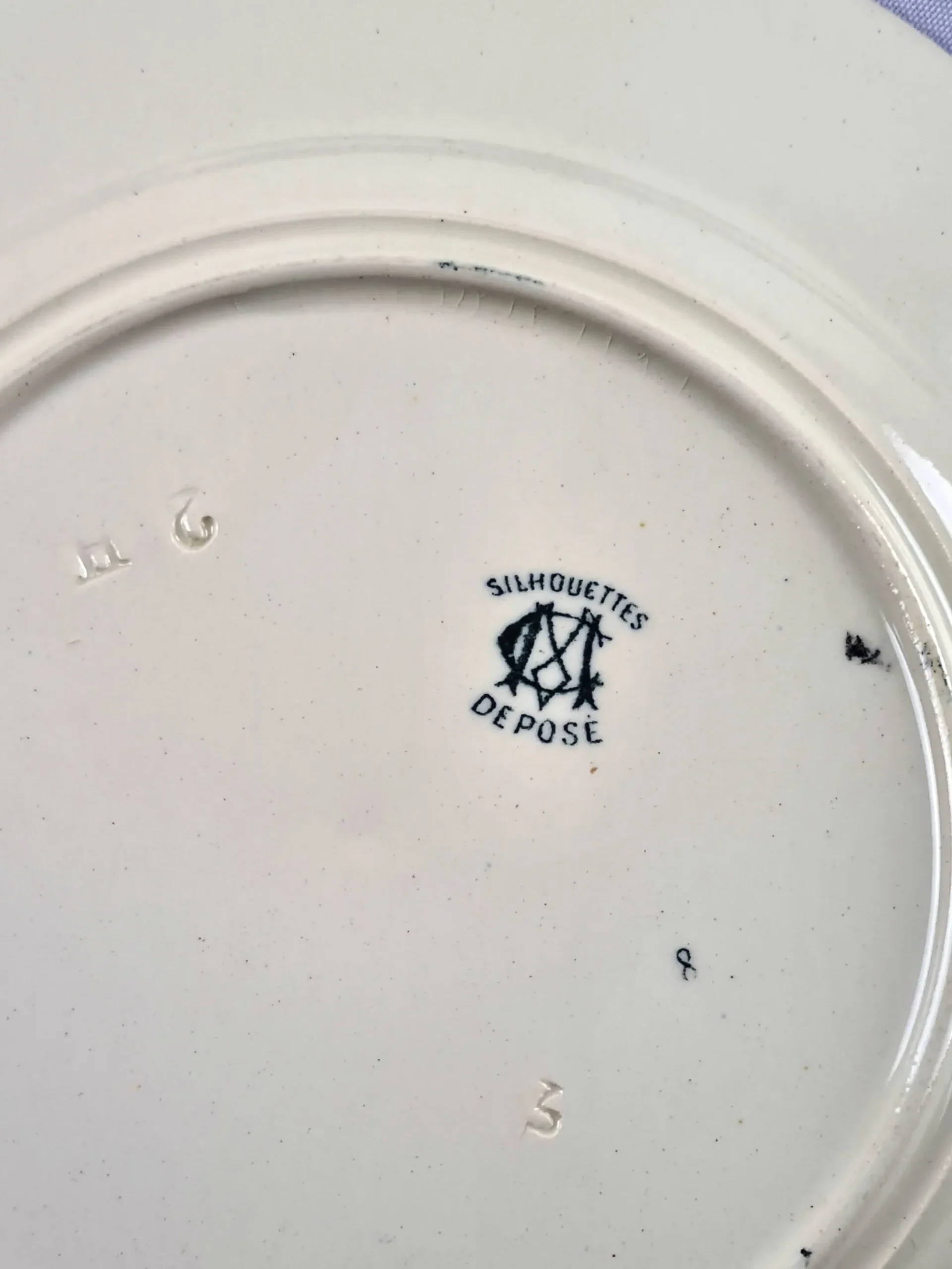 Exceptionnel ensemble de 14 assiettes à diner en faïence de Creil et Montereau, modèle Silhouettes, fin XIXème. – Image 4
