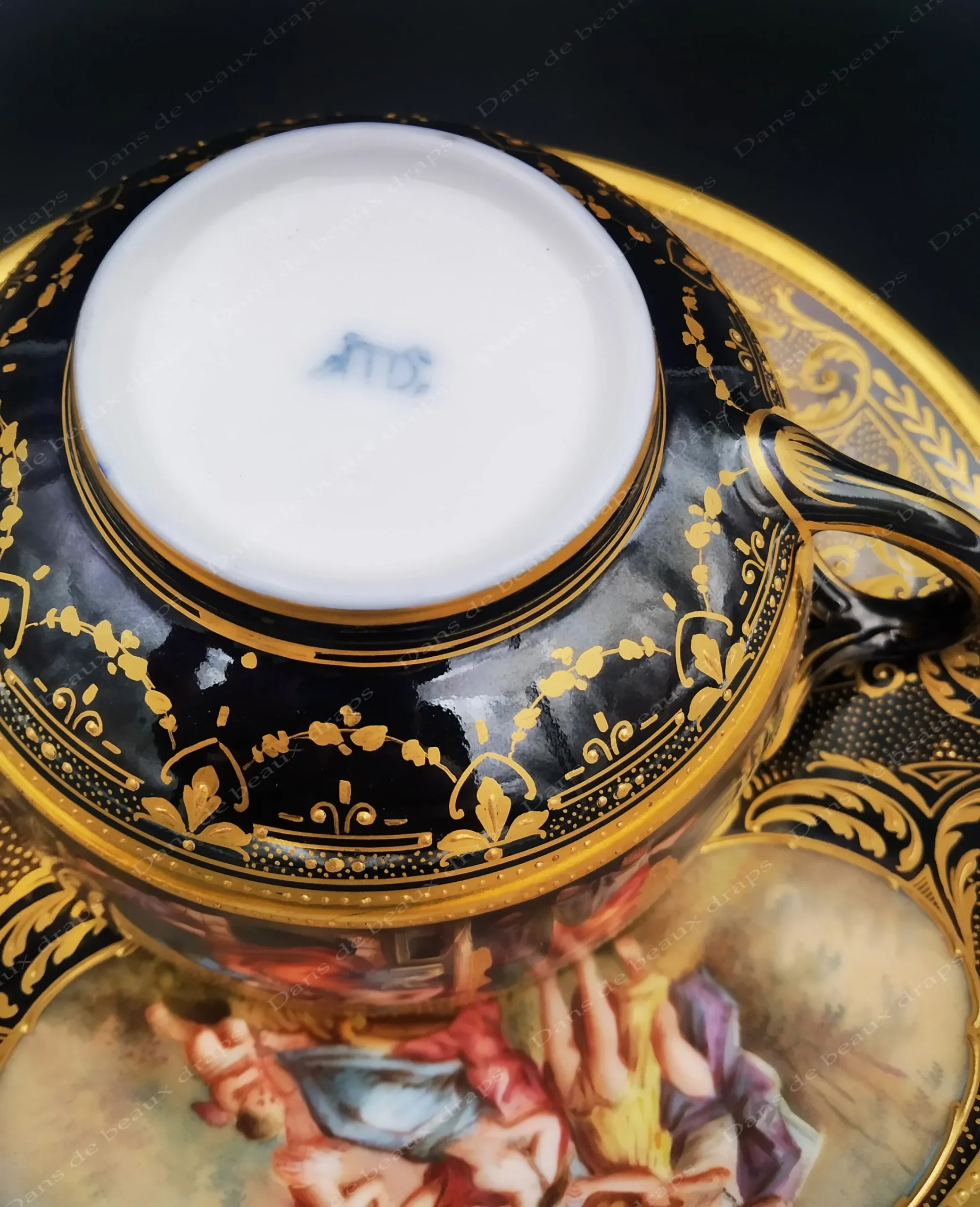 Exceptionnel déjeuner en porcelaine peint main à décor de personnages.19ème. – Image 7