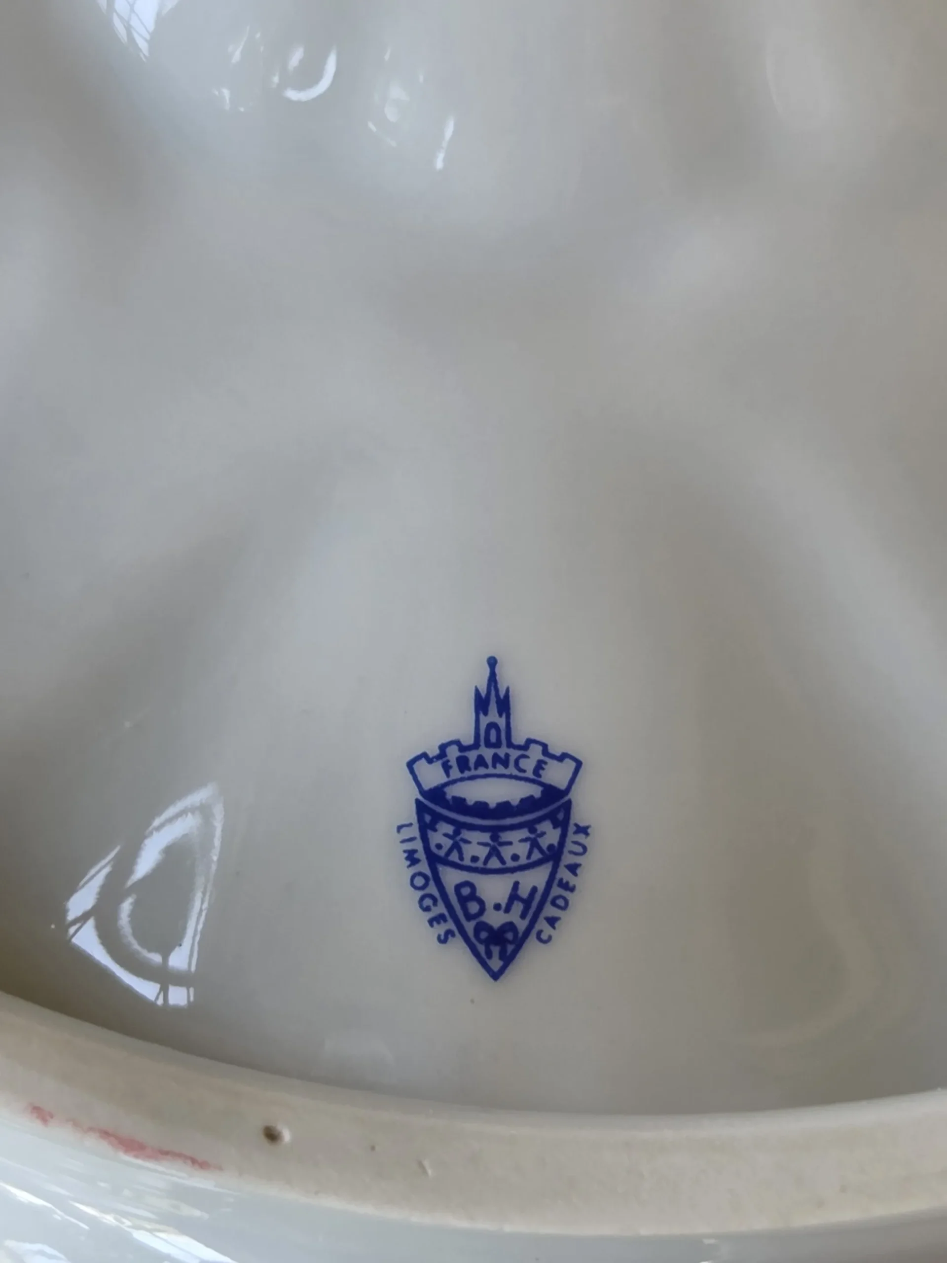 Magnifique série de 12 assiettes en forme de coquille en porcelaine de Limoges – Image 7