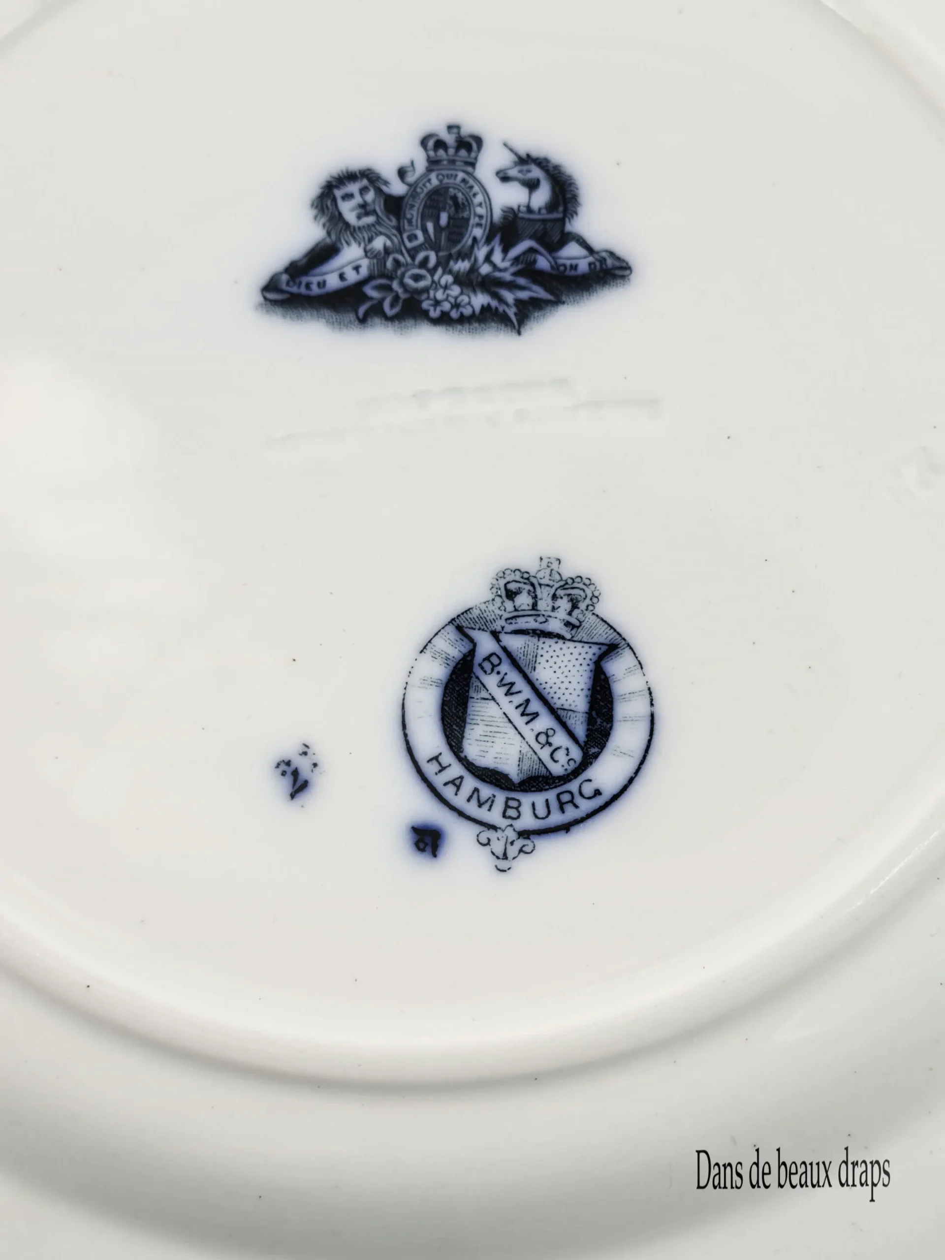 Rare partie de service de table en faïence anglaise, fin XIX ème, monogramme BB sous couronne de marquis, 57 pièces. – Image 9