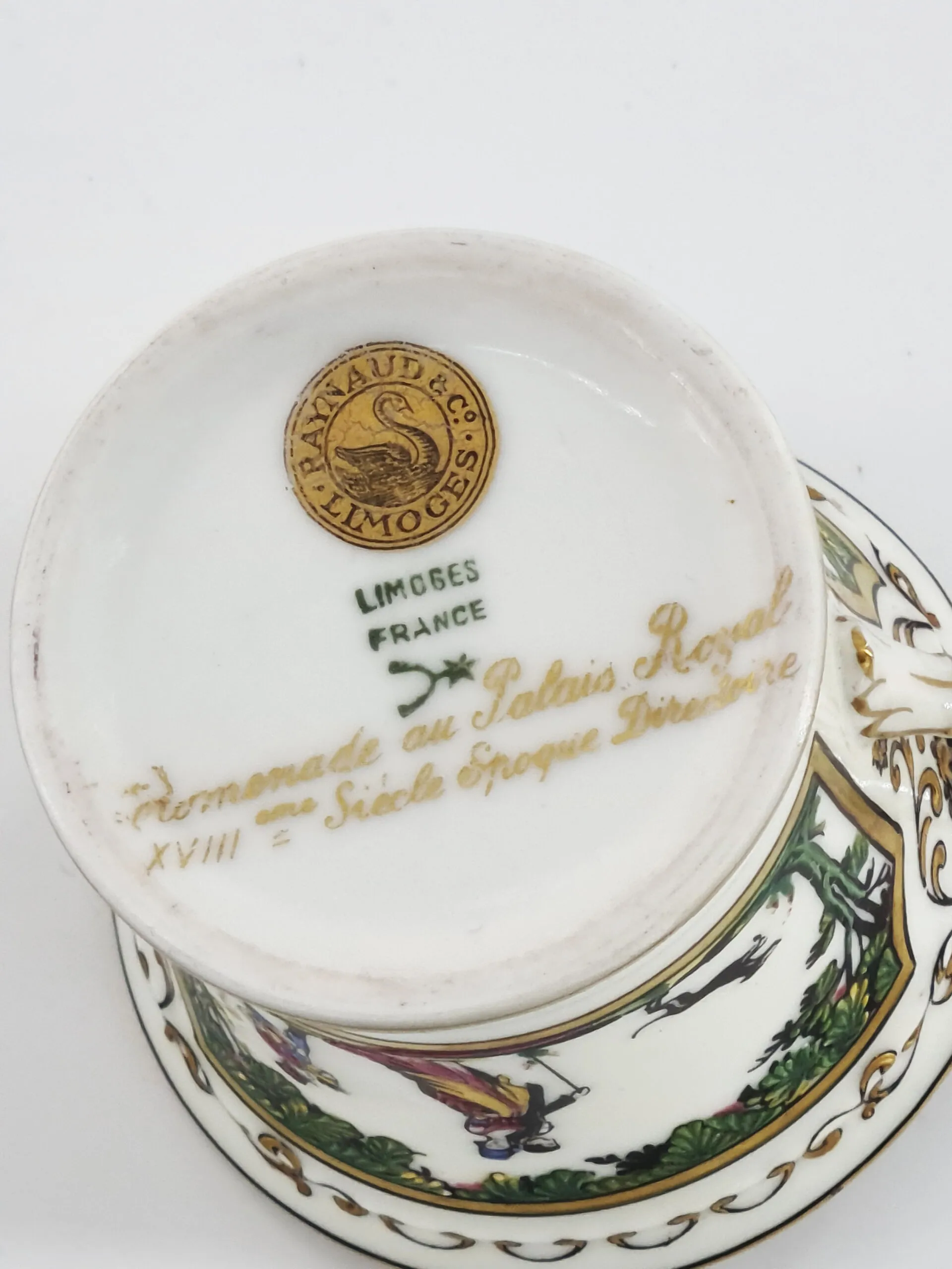 Exceptionnelle paire-tasse à café en porcelaine de Limoges , maison Raynaud , modèle « Promenade au Palais Royal » – Image 7