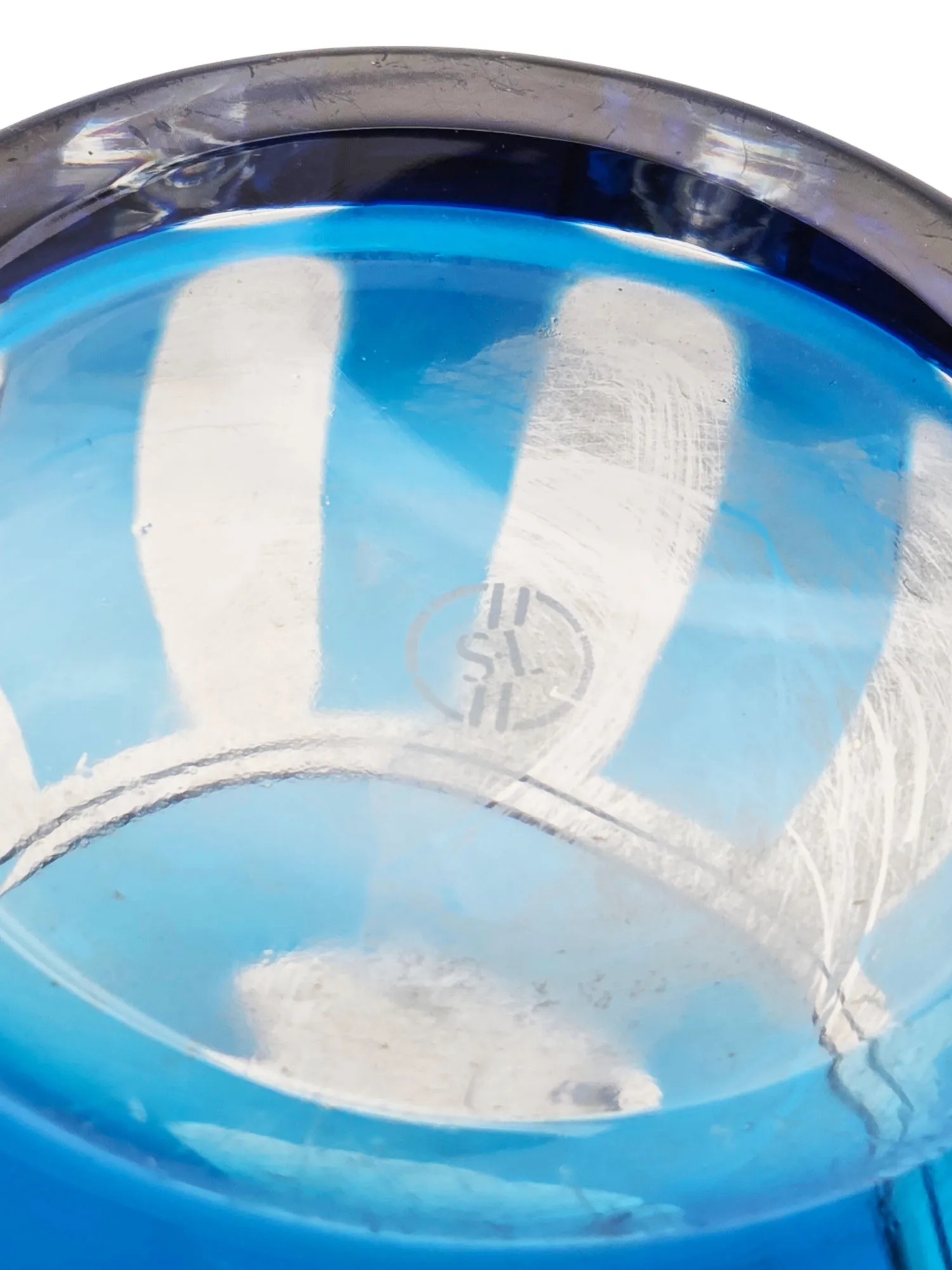 Rare pichet à eau en cristal doublé bleu ciel, Saint Louis. – Image 5