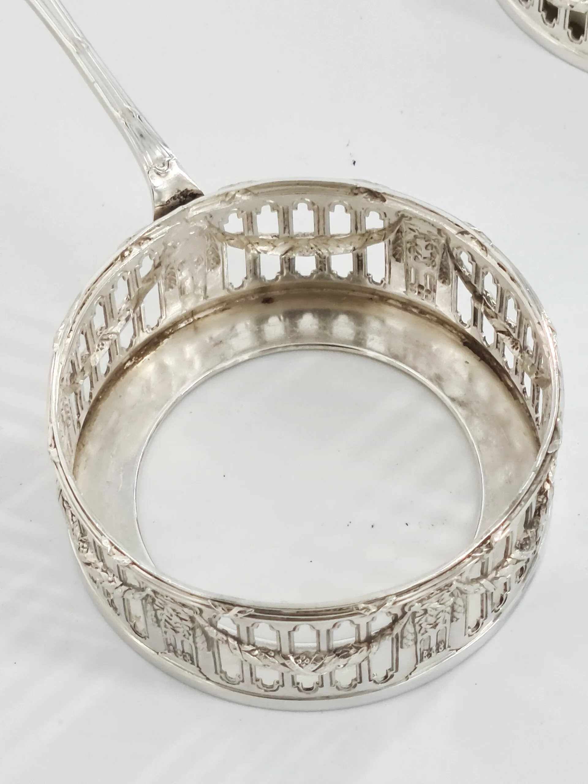 Jolie suite de 9 cassolettes en métal argenté et porcelaine, orfèvre Victor Saglier. – Image 4