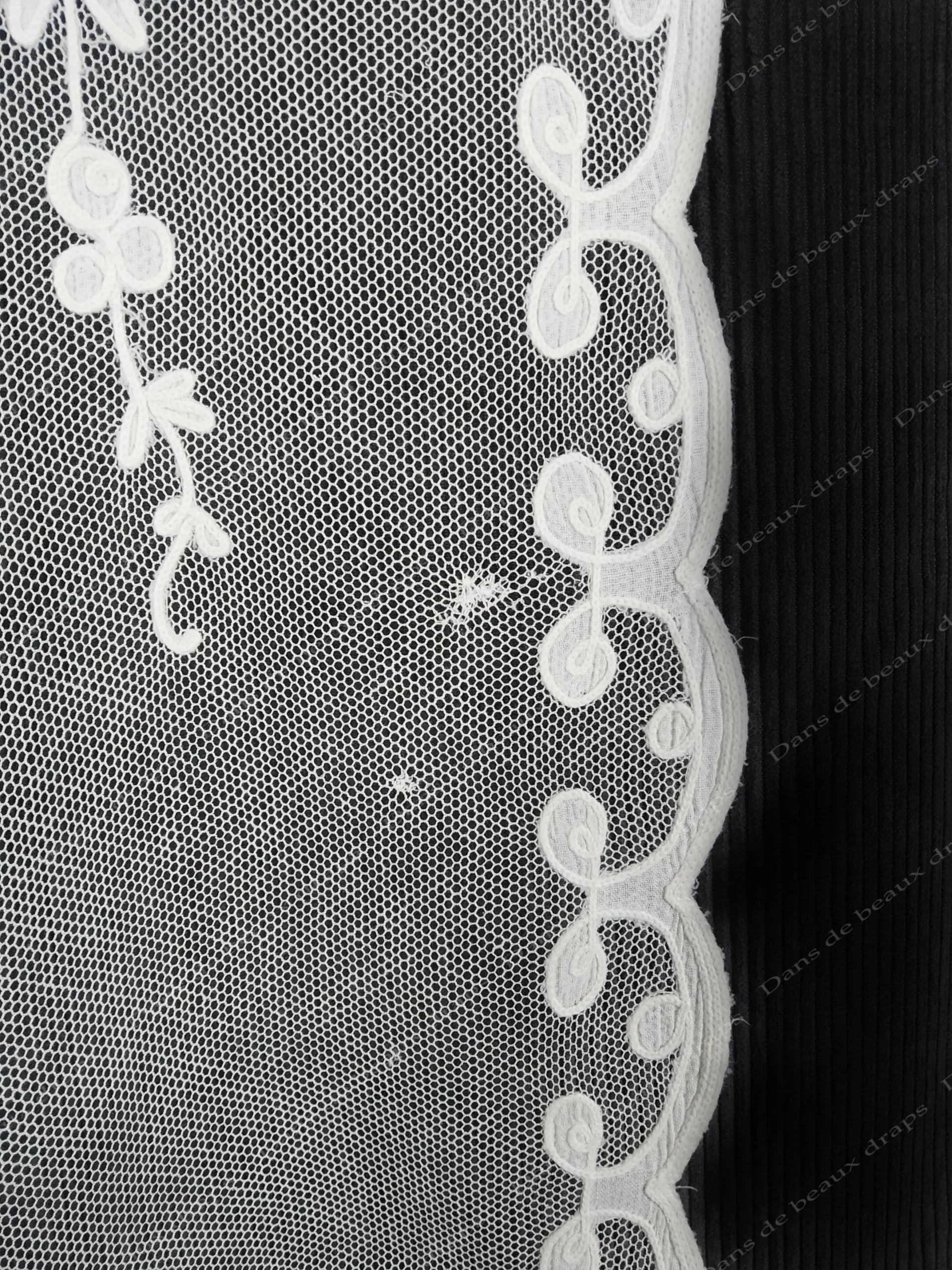 Panneau brodé sur tulle à décor de style Louis XVI,époque Napoléon 3. – Image 5