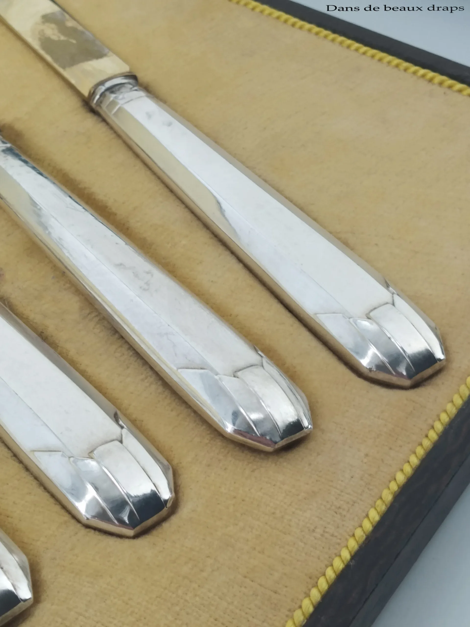 Suite de 12 fourchettes en argent massif, lames en métal doré, époque art déco – Image 3