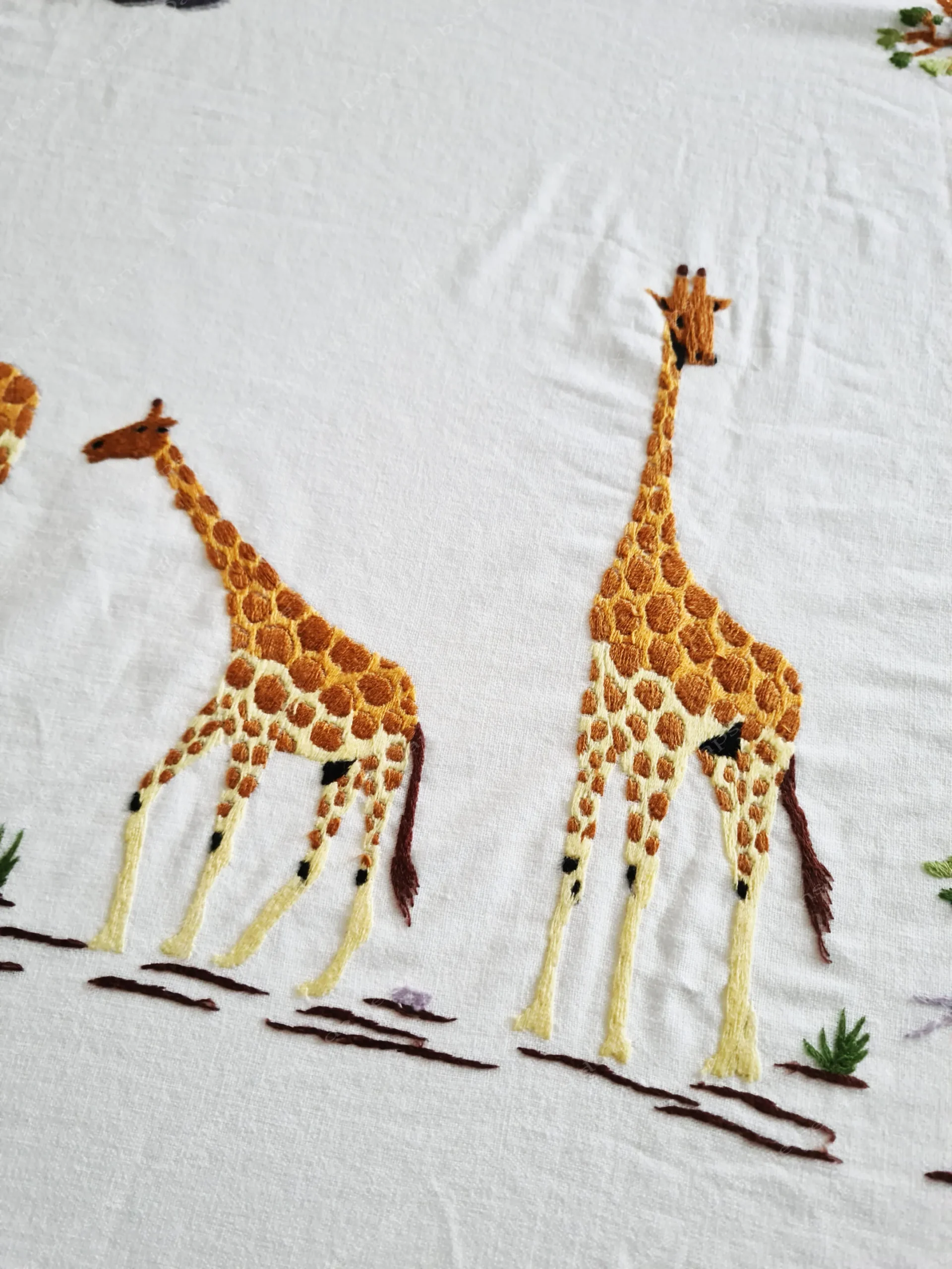 Service de table en coton brodé à décor d’animaux de la savane,1 nappe et 12 serviettes. – Image 8