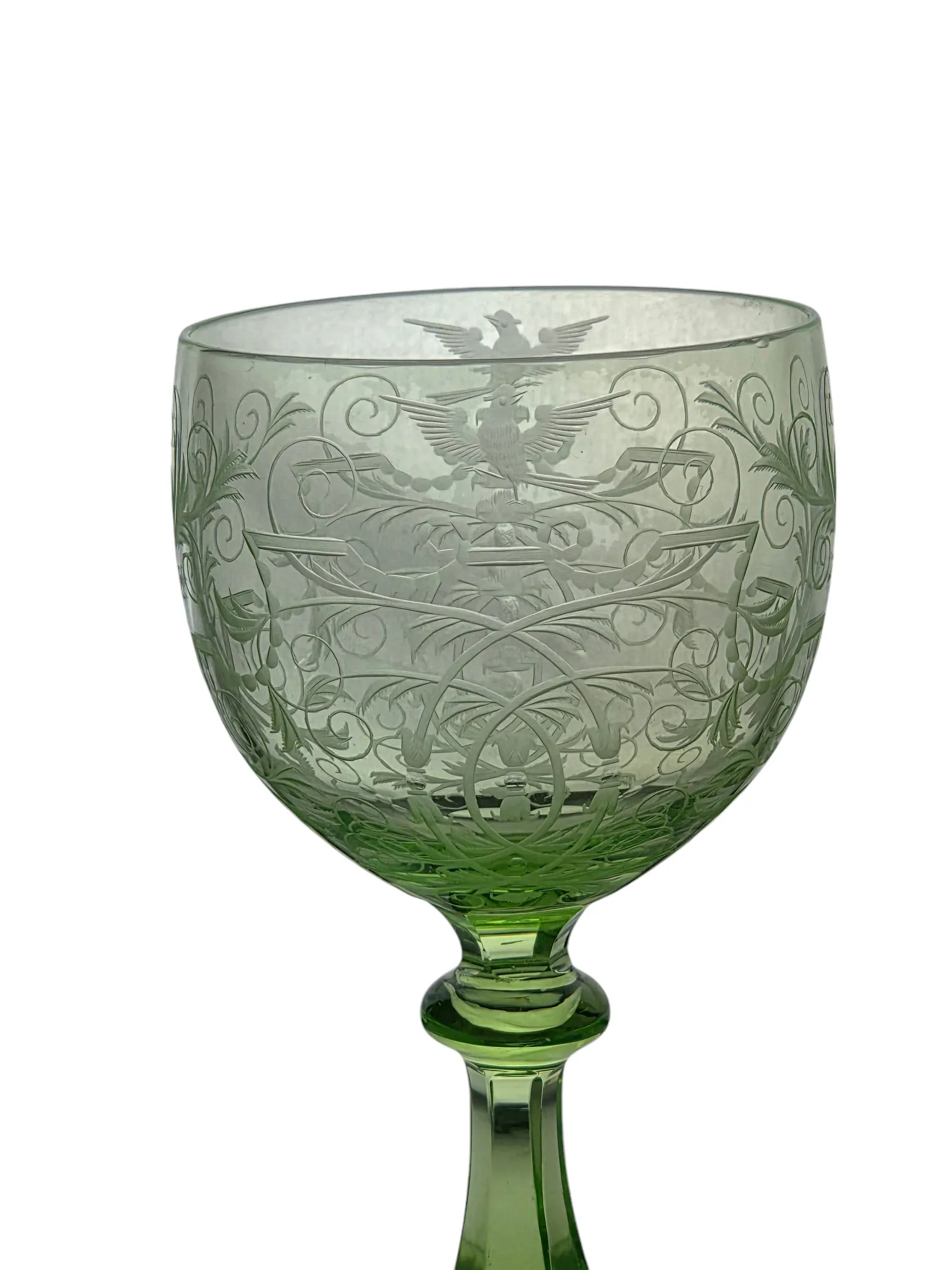 Exceptionnelle série de 5 verres à vin du Rhin en cristal gravé et doublé vert, Lobmeyr, Vienne. – Image 8